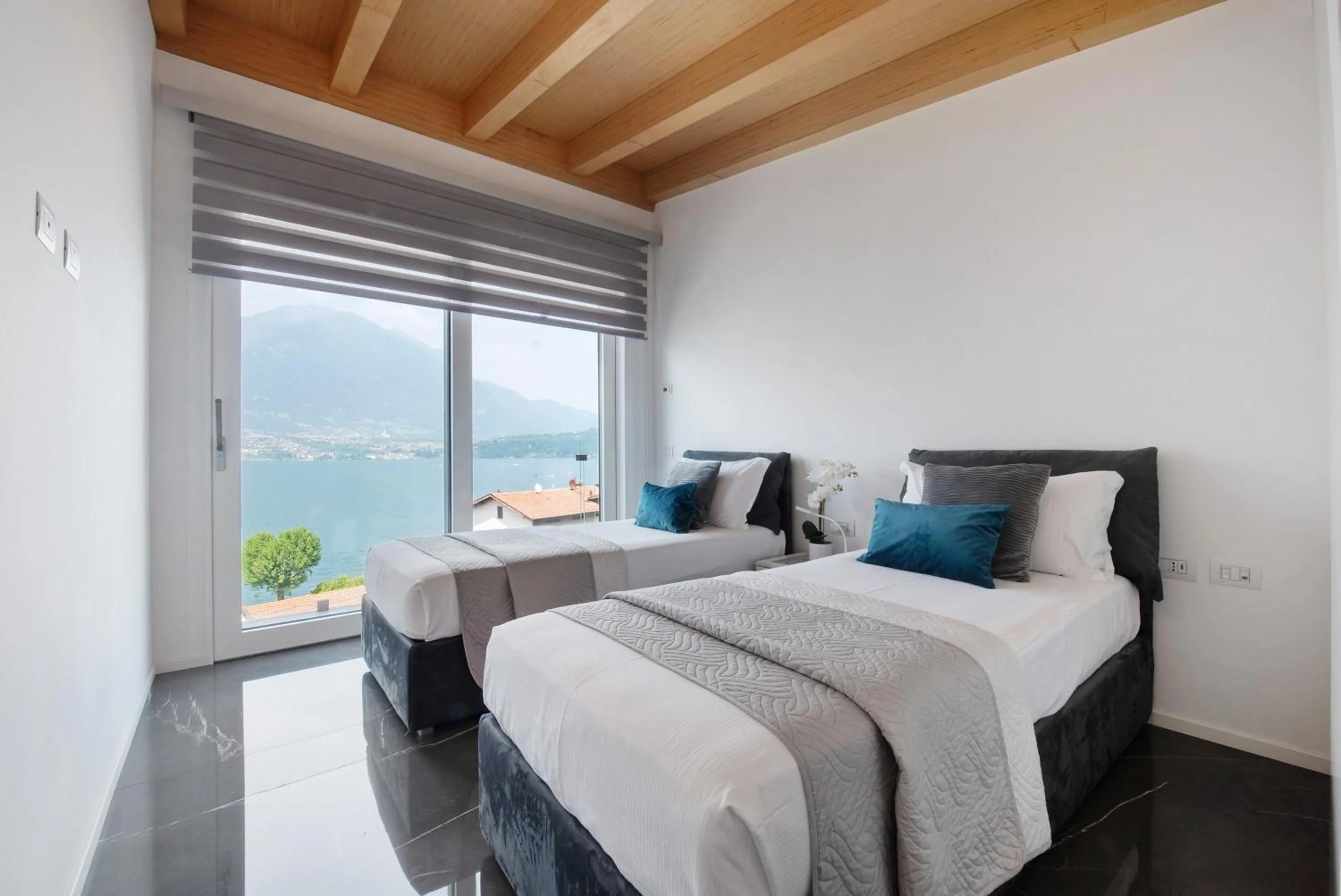 Property building, Bed in Luxury Lakefront Penthouse