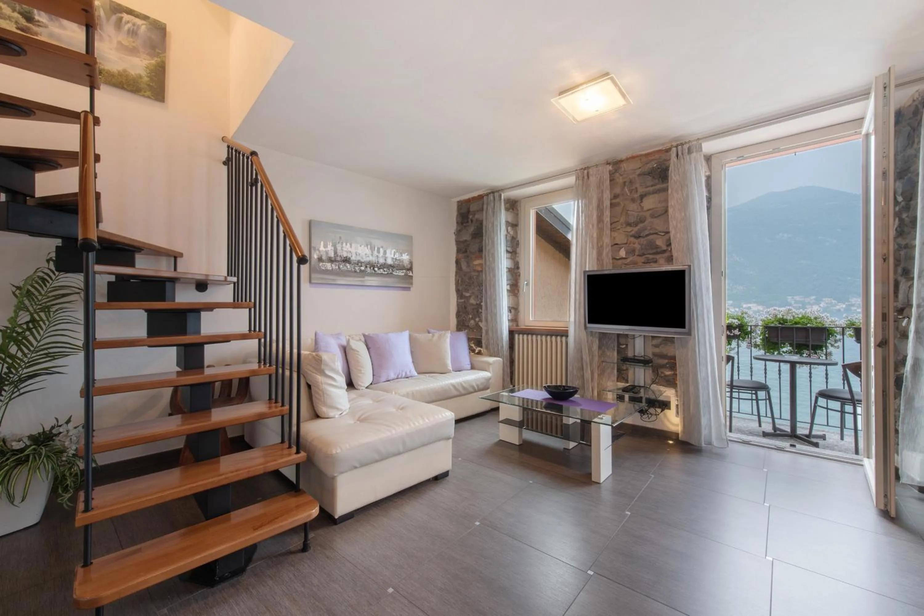 Luxury Lakefront Maisonette