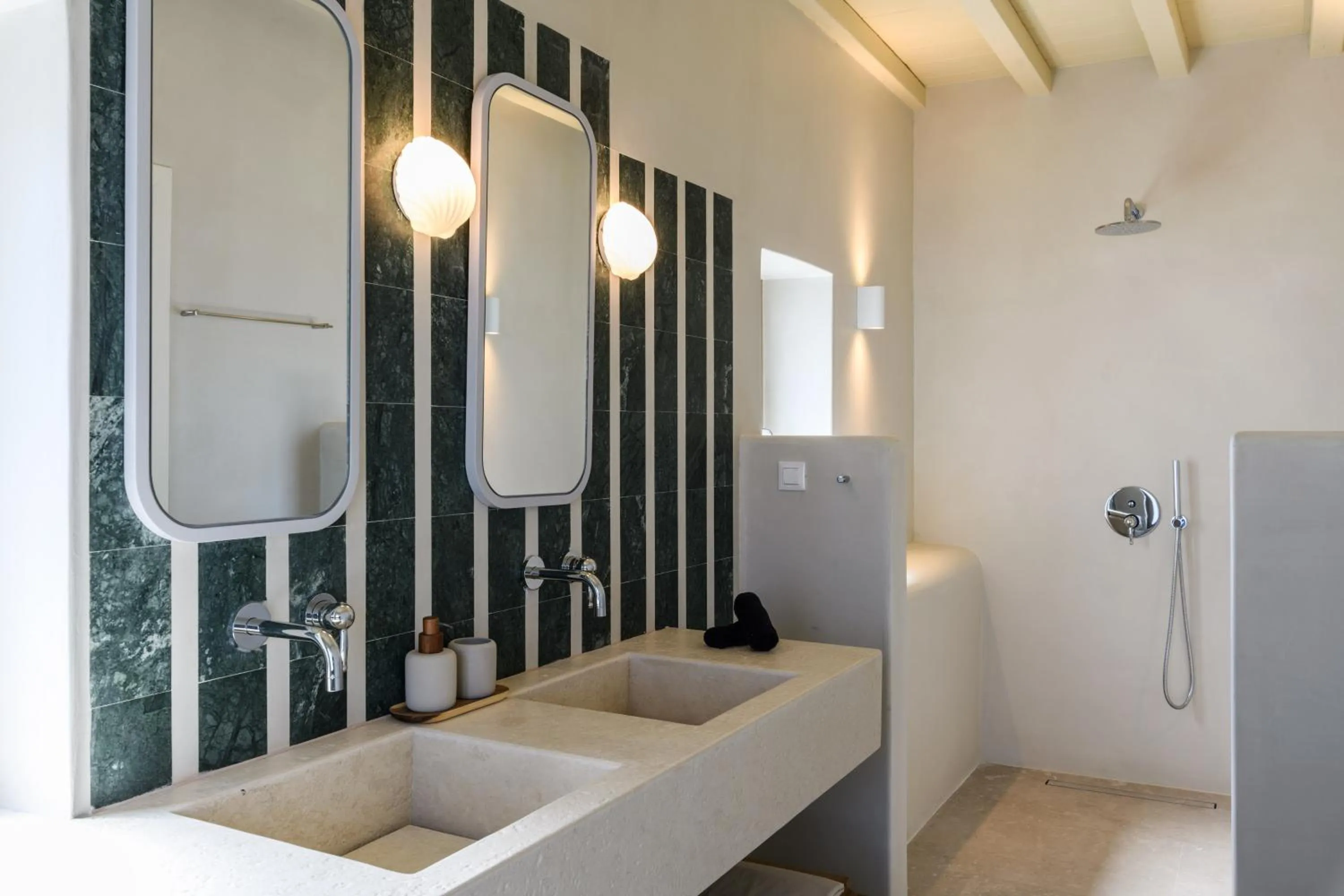 Shower, Bed in Camarades Mykonos