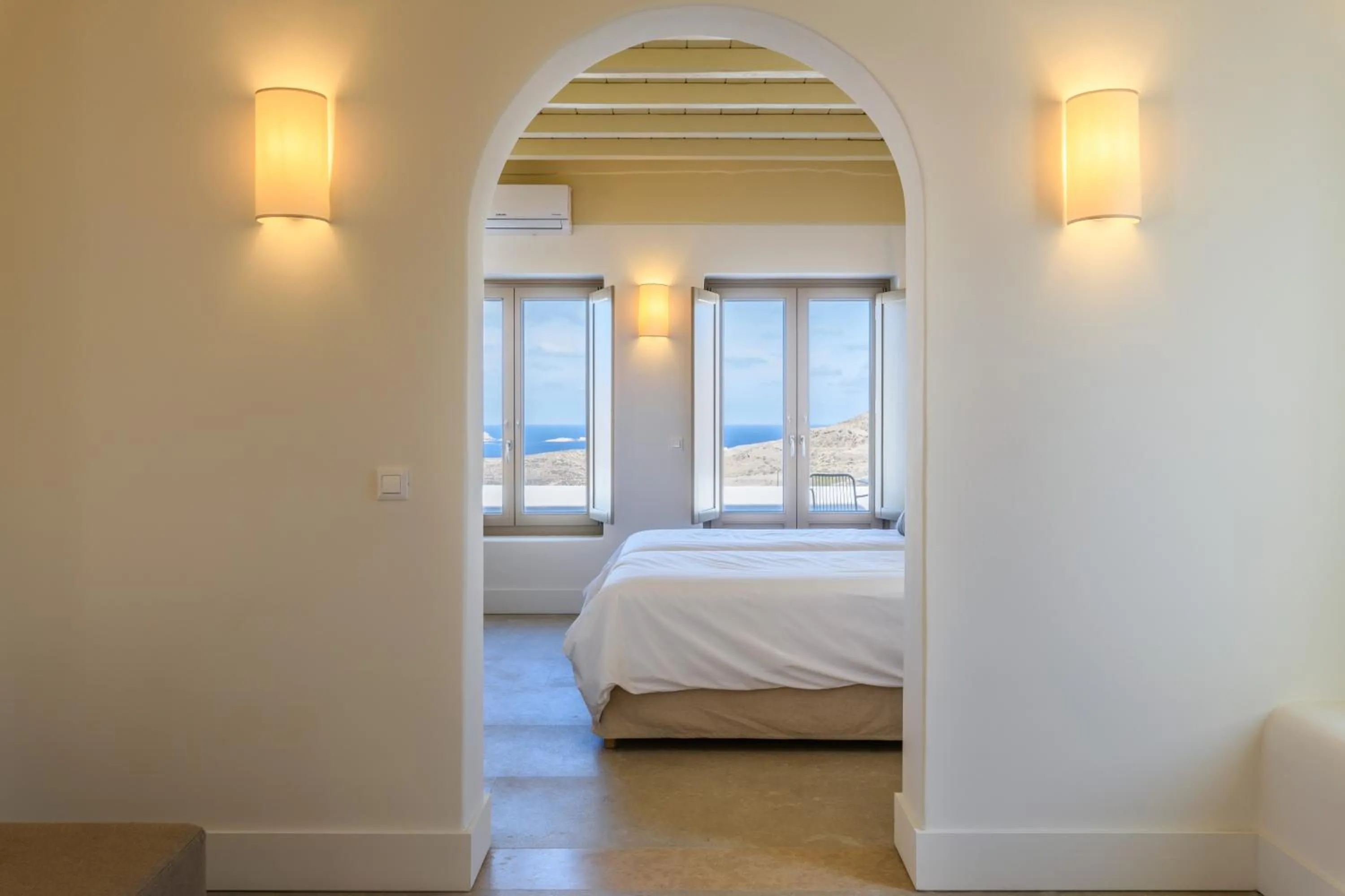 Photo of the whole room, Bed in Camarades Mykonos