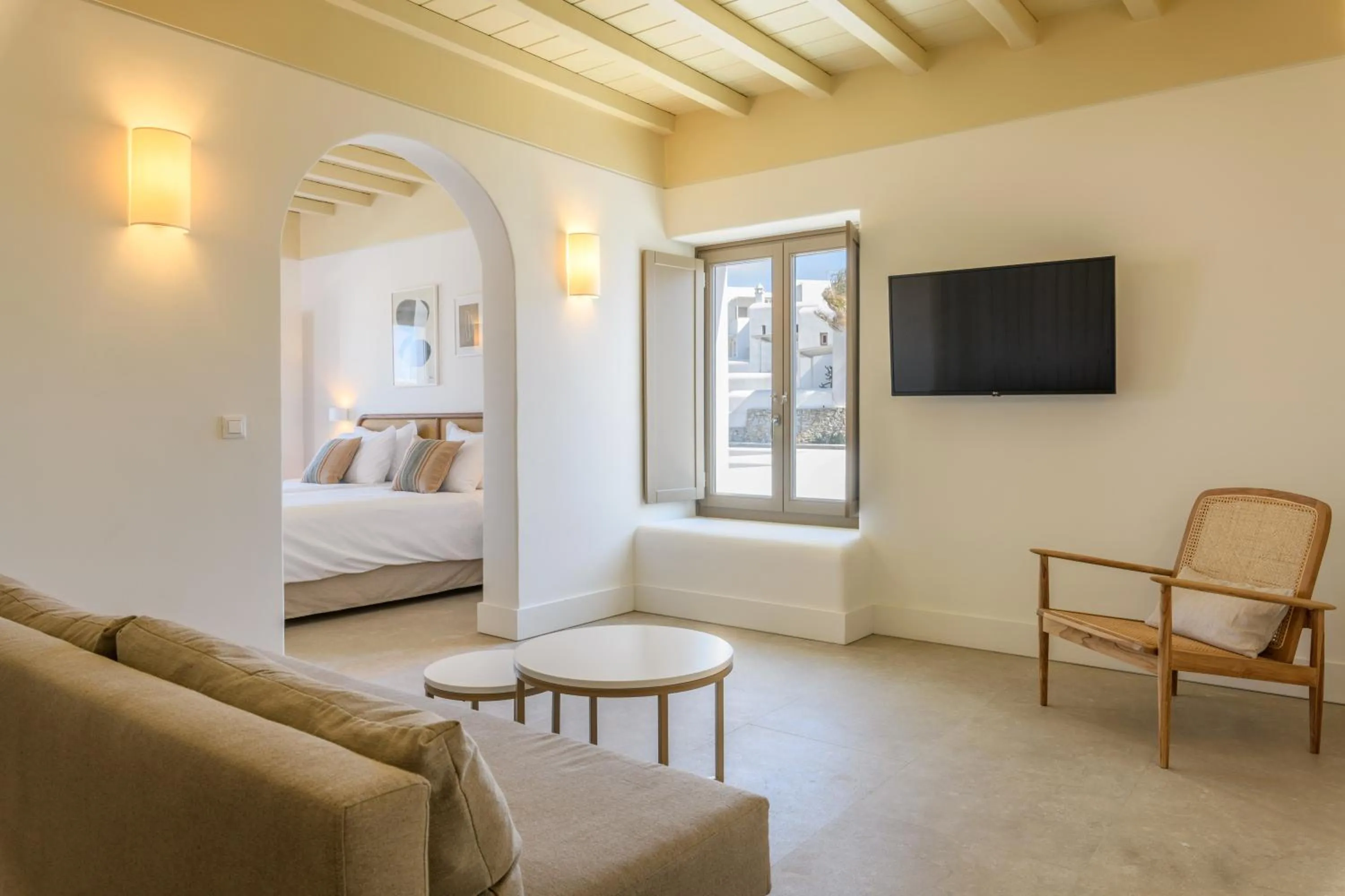 Communal lounge/ TV room, Bed in Camarades Mykonos