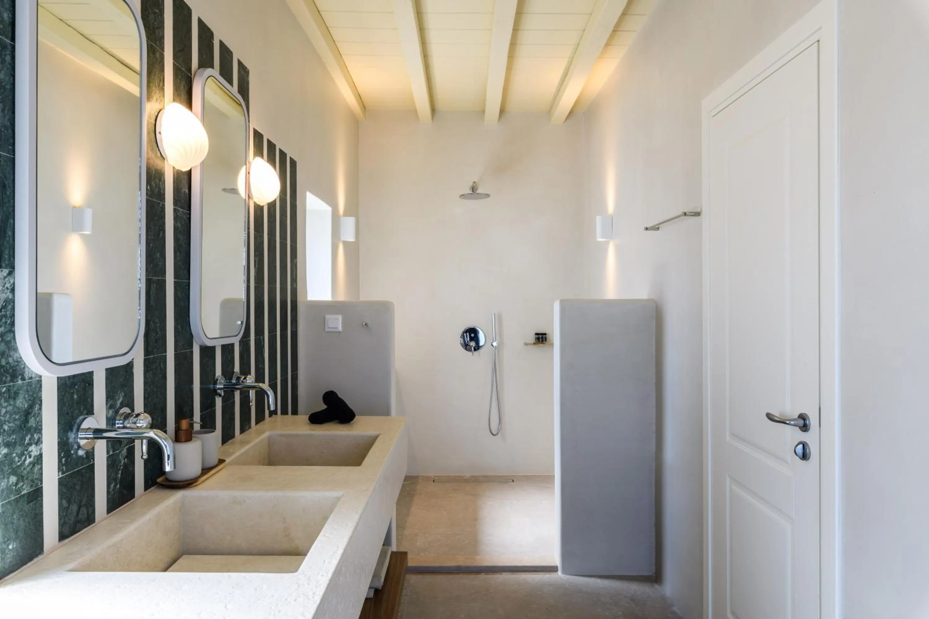 Shower, Bed in Camarades Mykonos