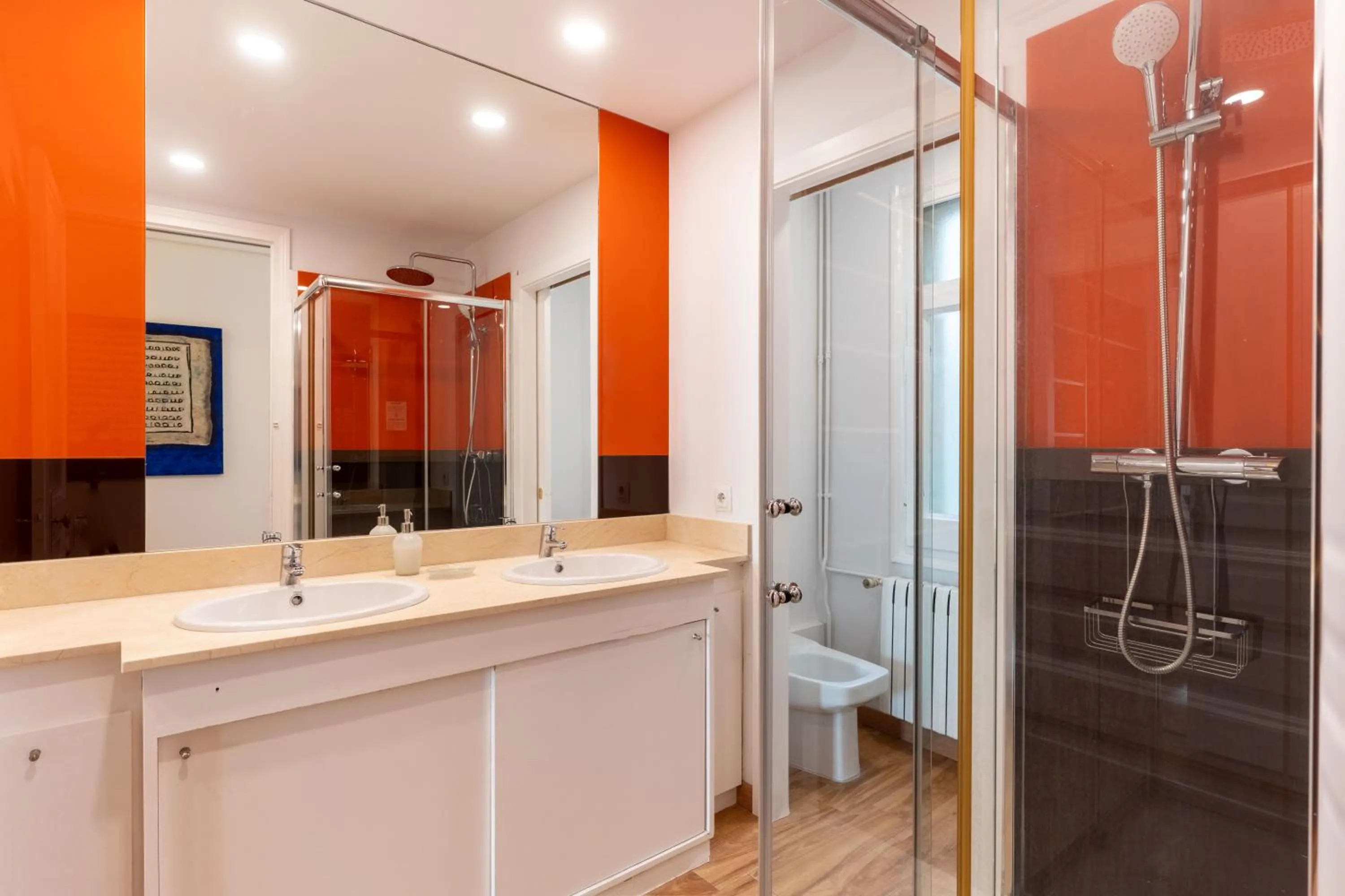 Shower in SibsBcn-Paseo de Gracia Luxury Exclusive Gaudí