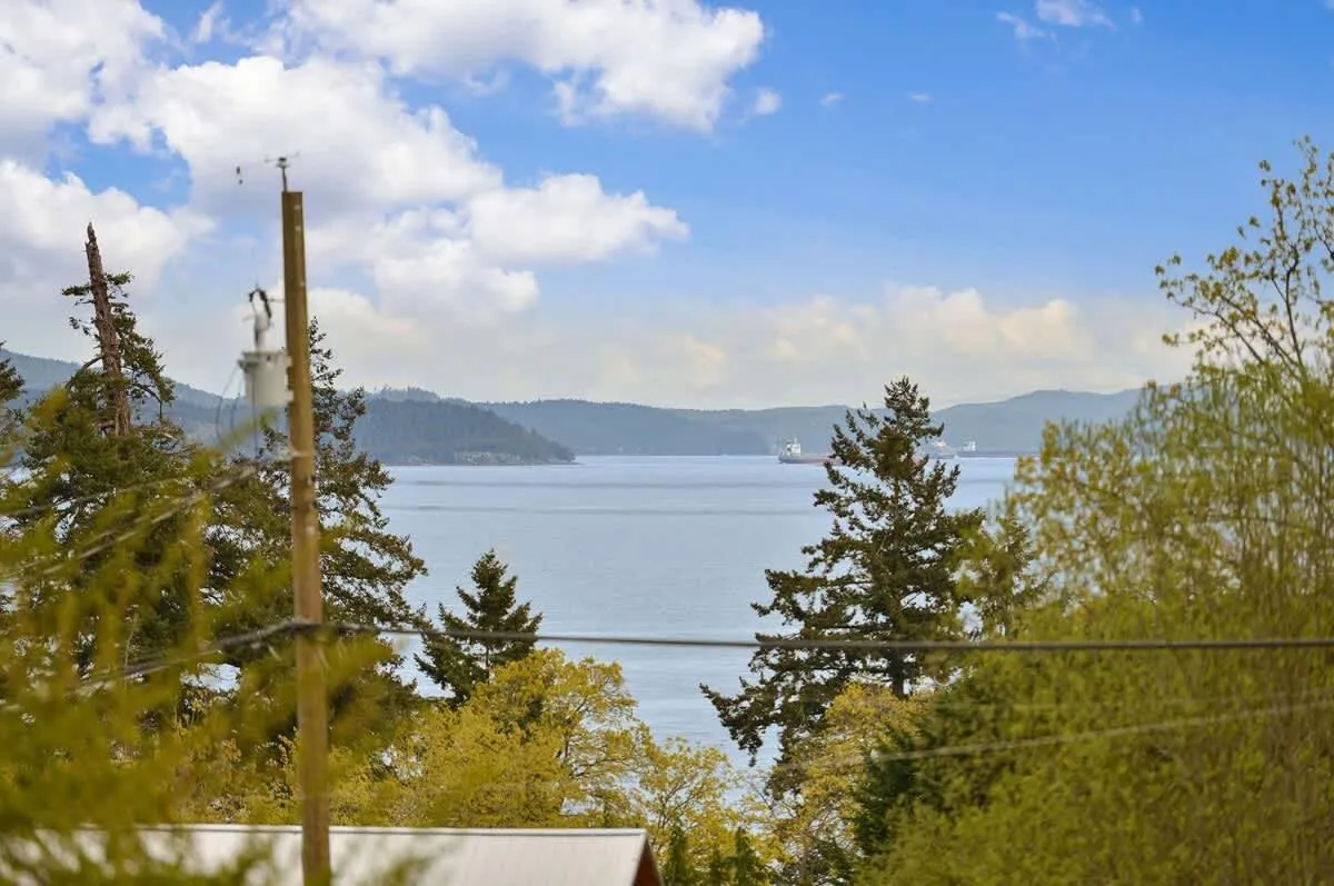 Dragonfly Cottage by EMR Vacation Rentals