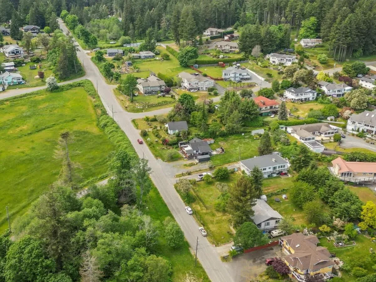 Dragonfly Cottage by EMR Vacation Rentals