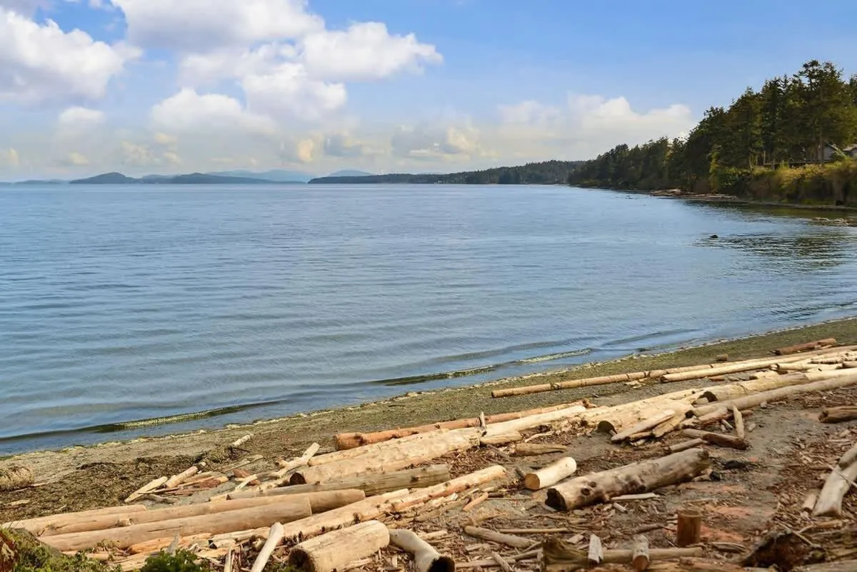 Dragonfly Cottage by EMR Vacation Rentals