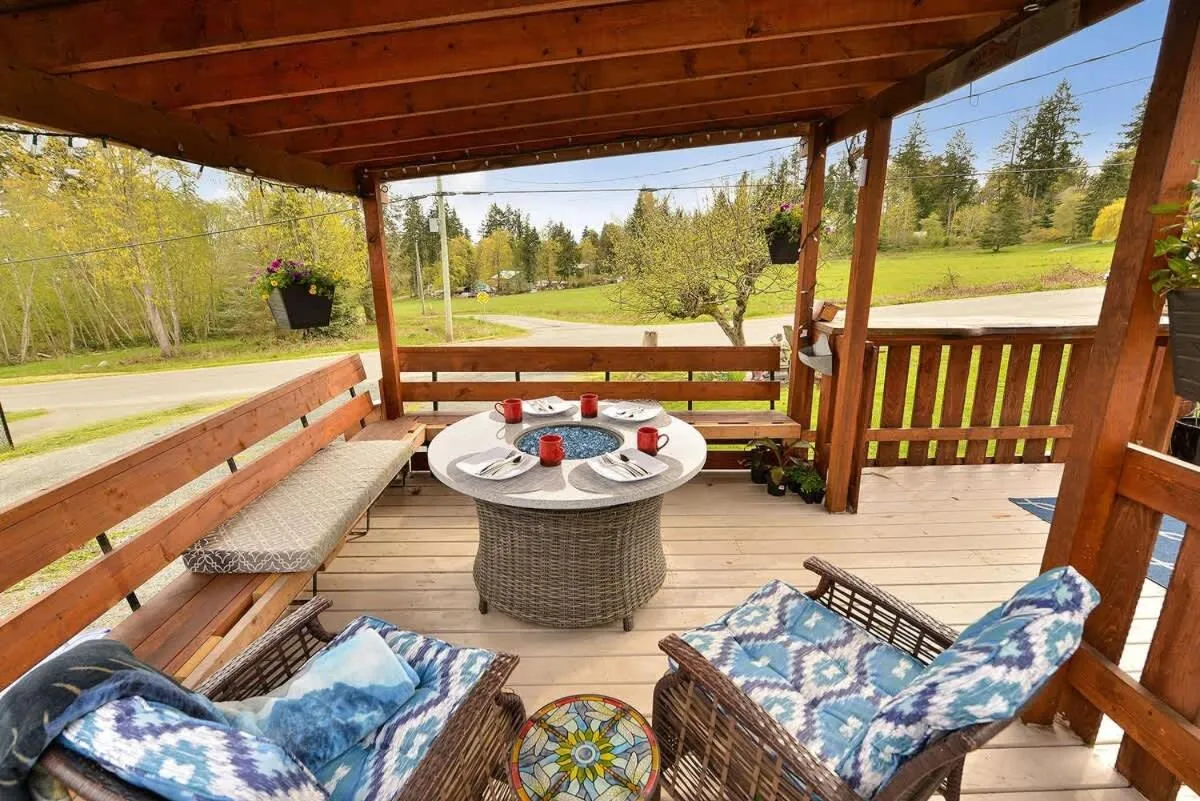 Dragonfly Cottage by EMR Vacation Rentals