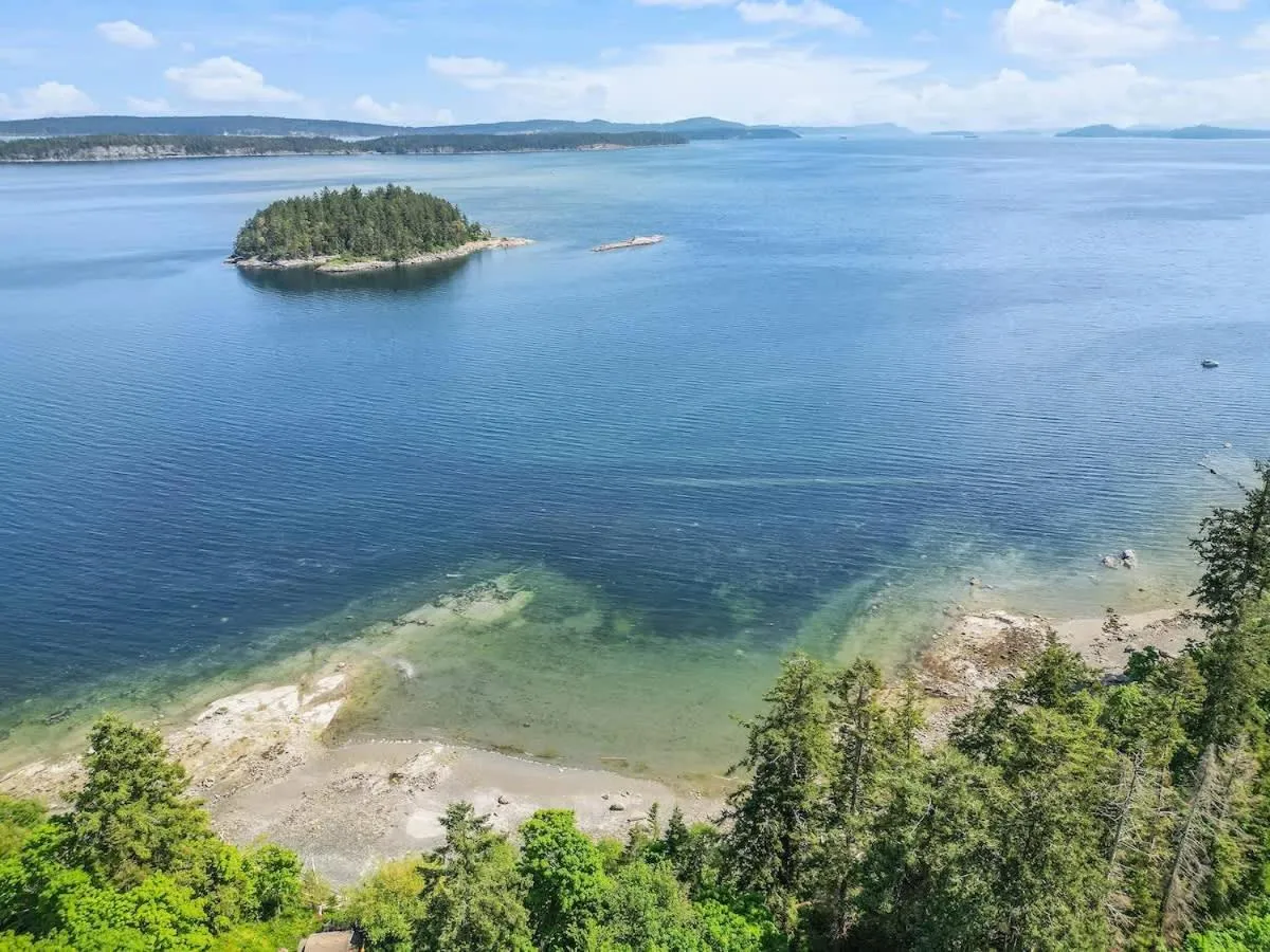 Dragonfly Cottage by EMR Vacation Rentals