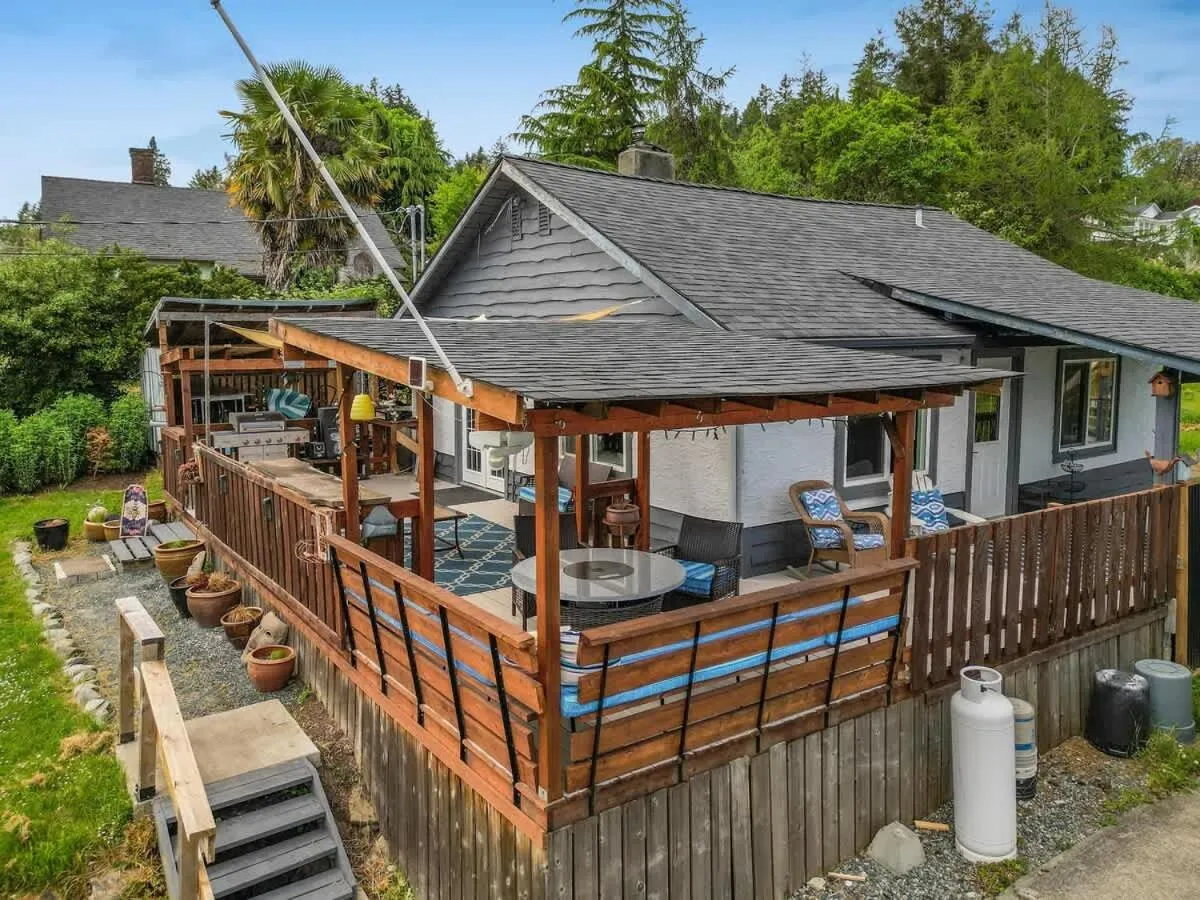 Dragonfly Cottage by EMR Vacation Rentals