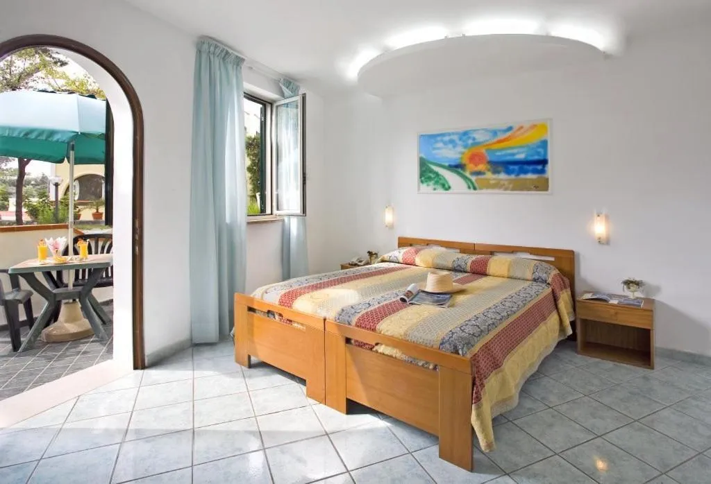 Bed in Albergo Villa Hibiscus