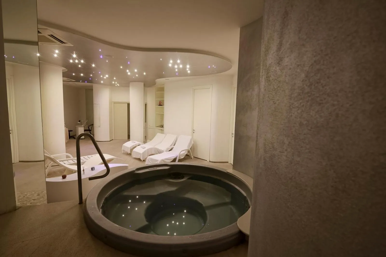 Hot Tub in Hotel Excelsior