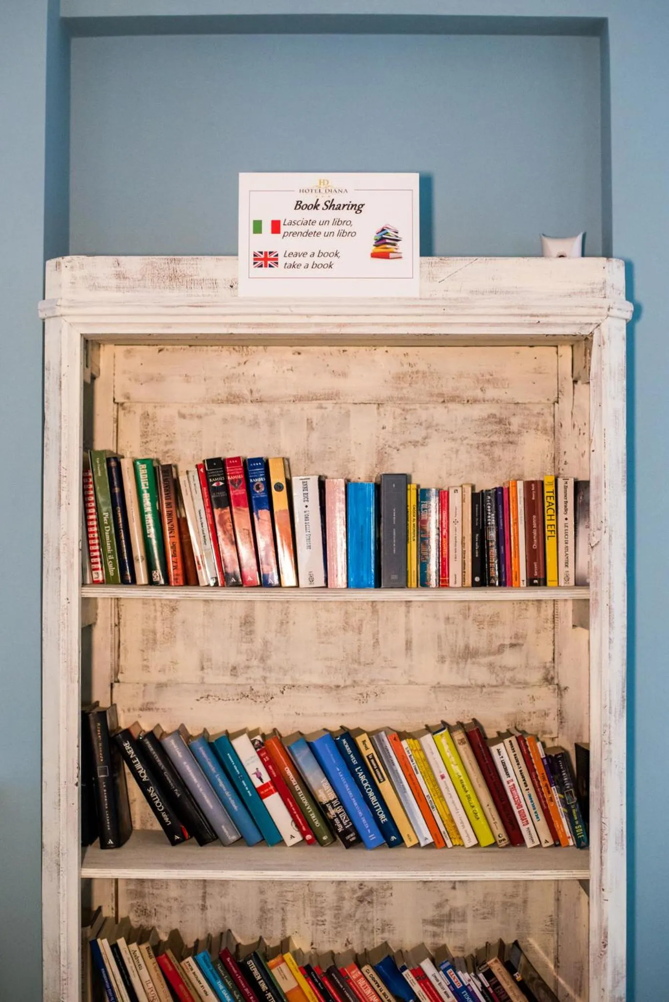 Library in Hotel Diana