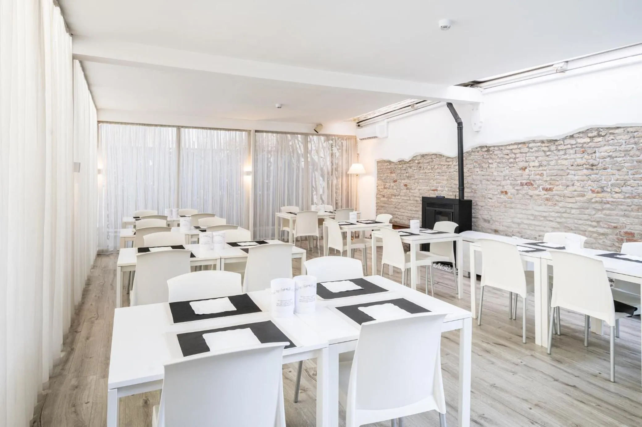 Restaurant/places to eat in Hotel Diana