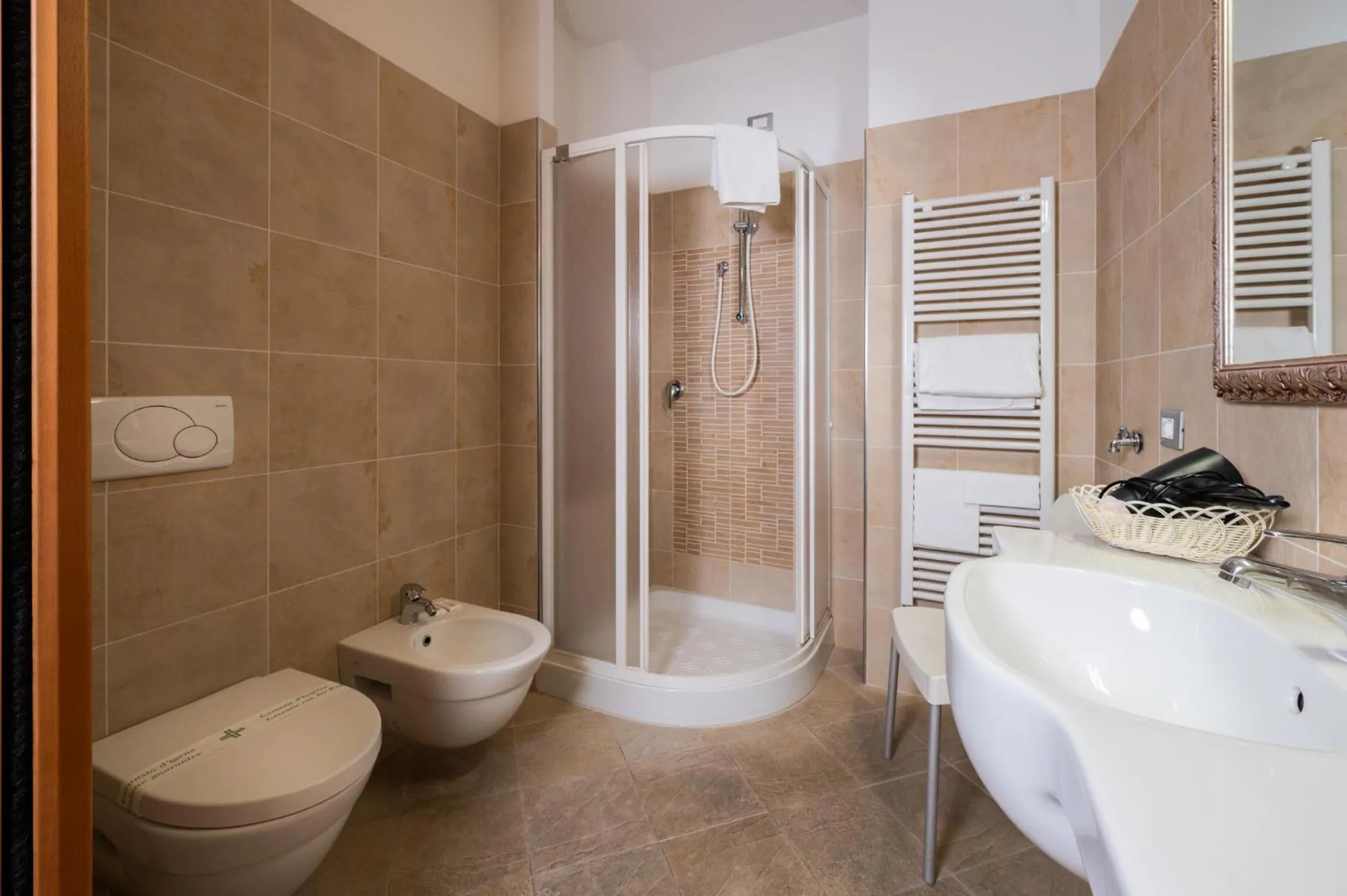 Shower in Hotel Diana