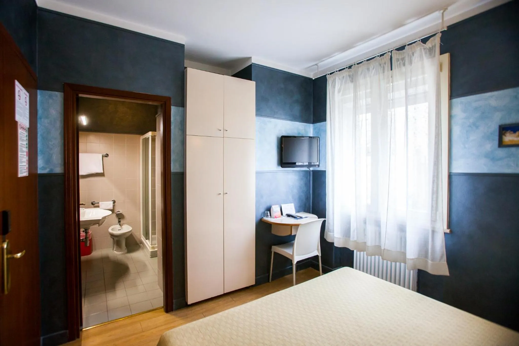 Bathroom, Bed in Hotel Diana