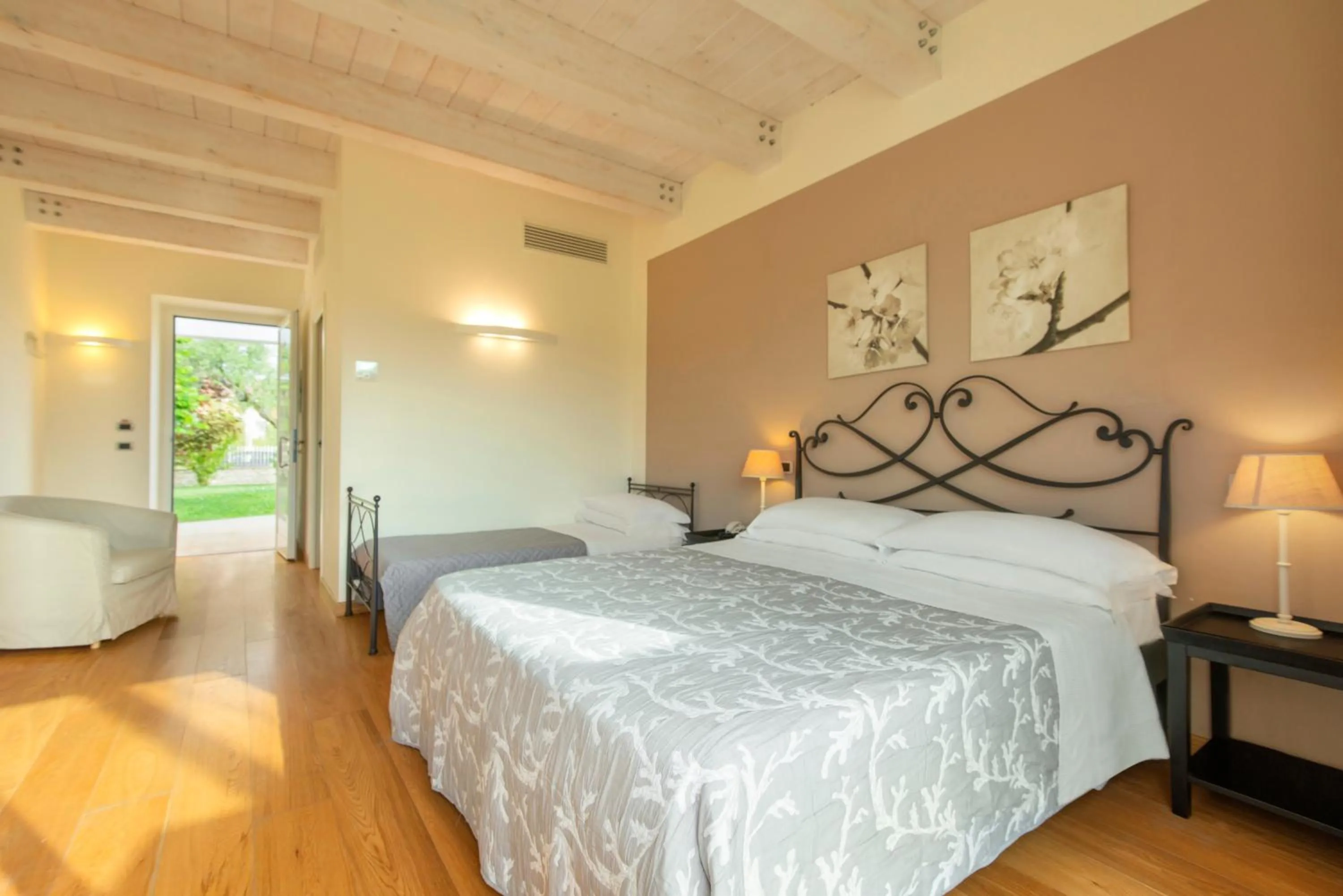 Bed in Hotel Giardino Suites&Spa