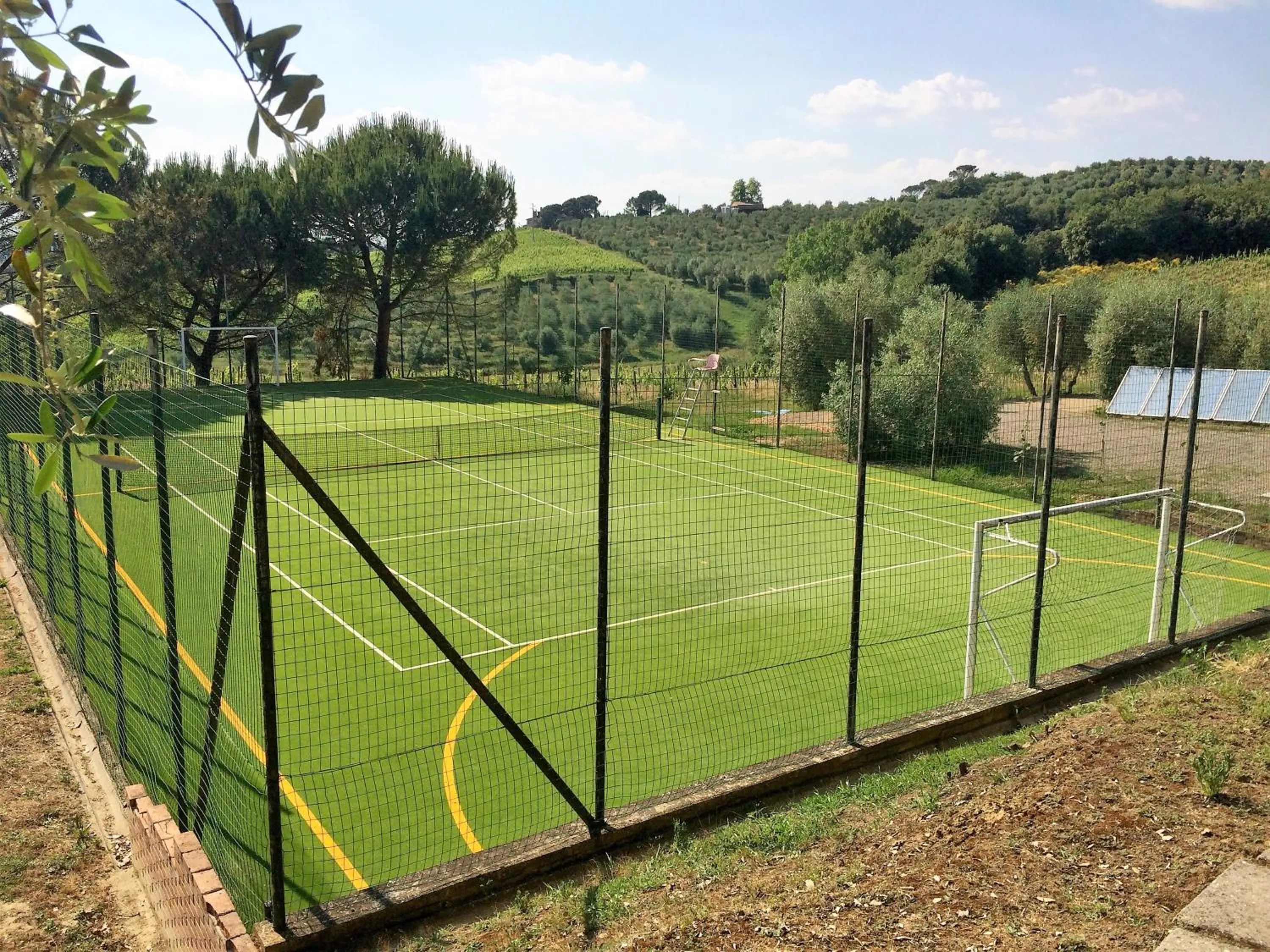 Tennis court in Villa Curina Resort