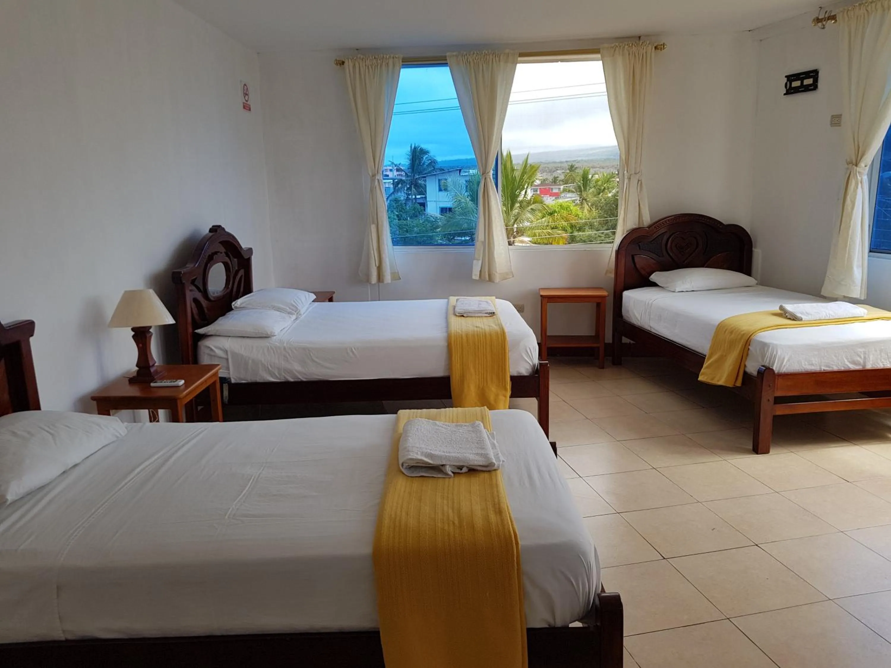 Photo of the whole room, Bed in Gloria - Galápagos Inn
