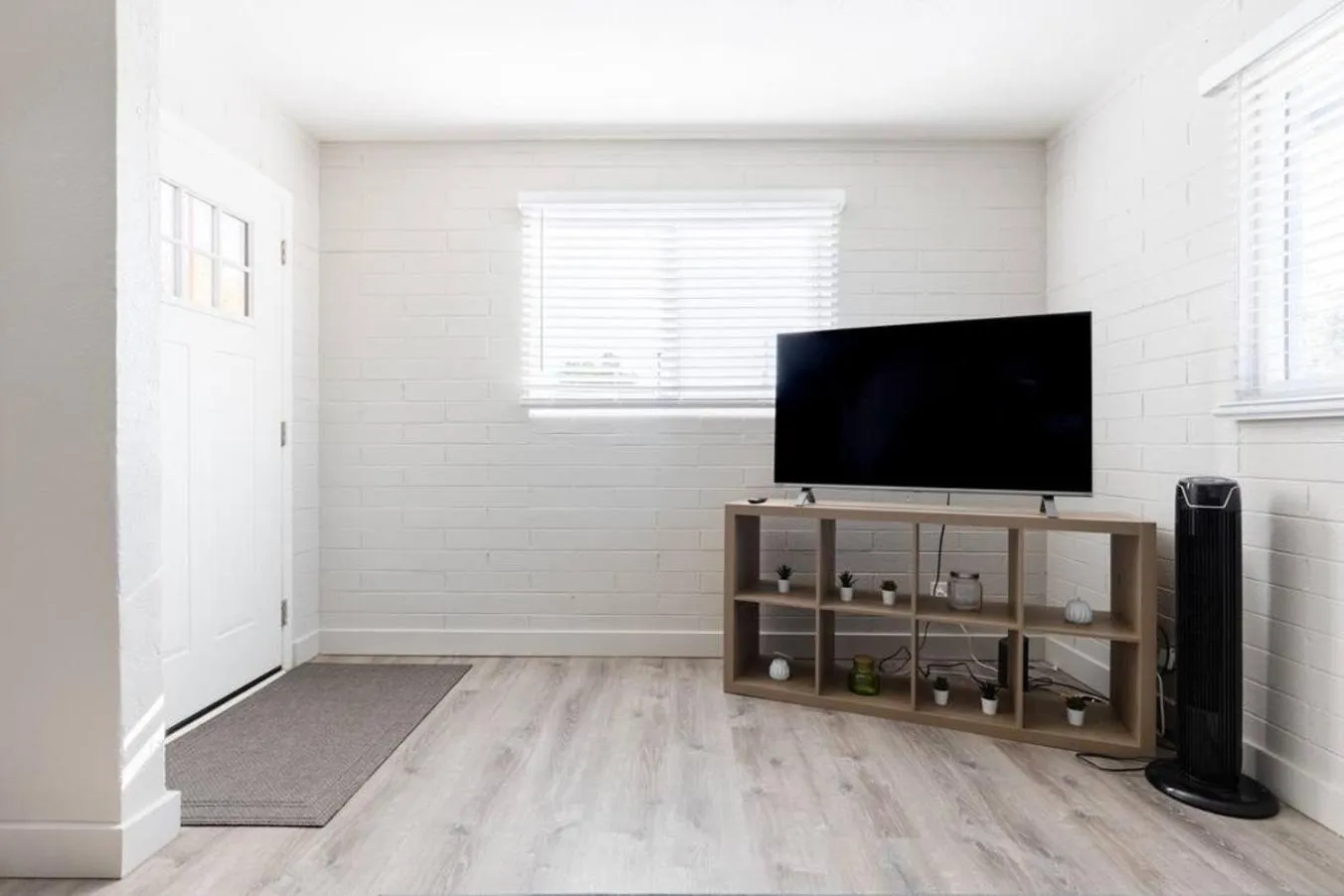 Spacious 2BR Condo, Steps to Downtown Gilbert, King Bed & Laundry