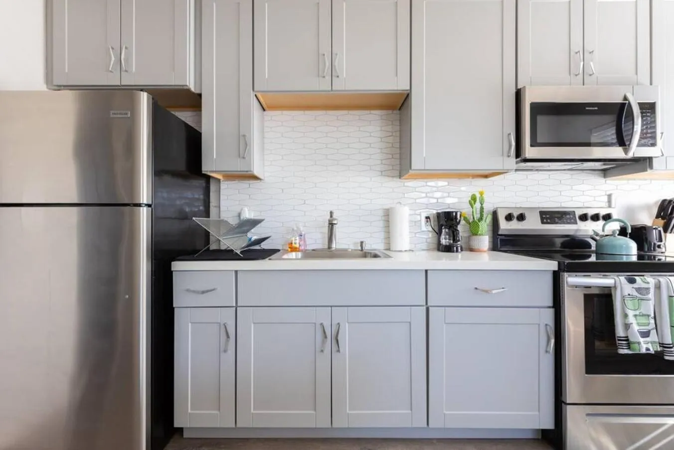 Spacious 2BR Condo, Steps to Downtown Gilbert, King Bed & Laundry