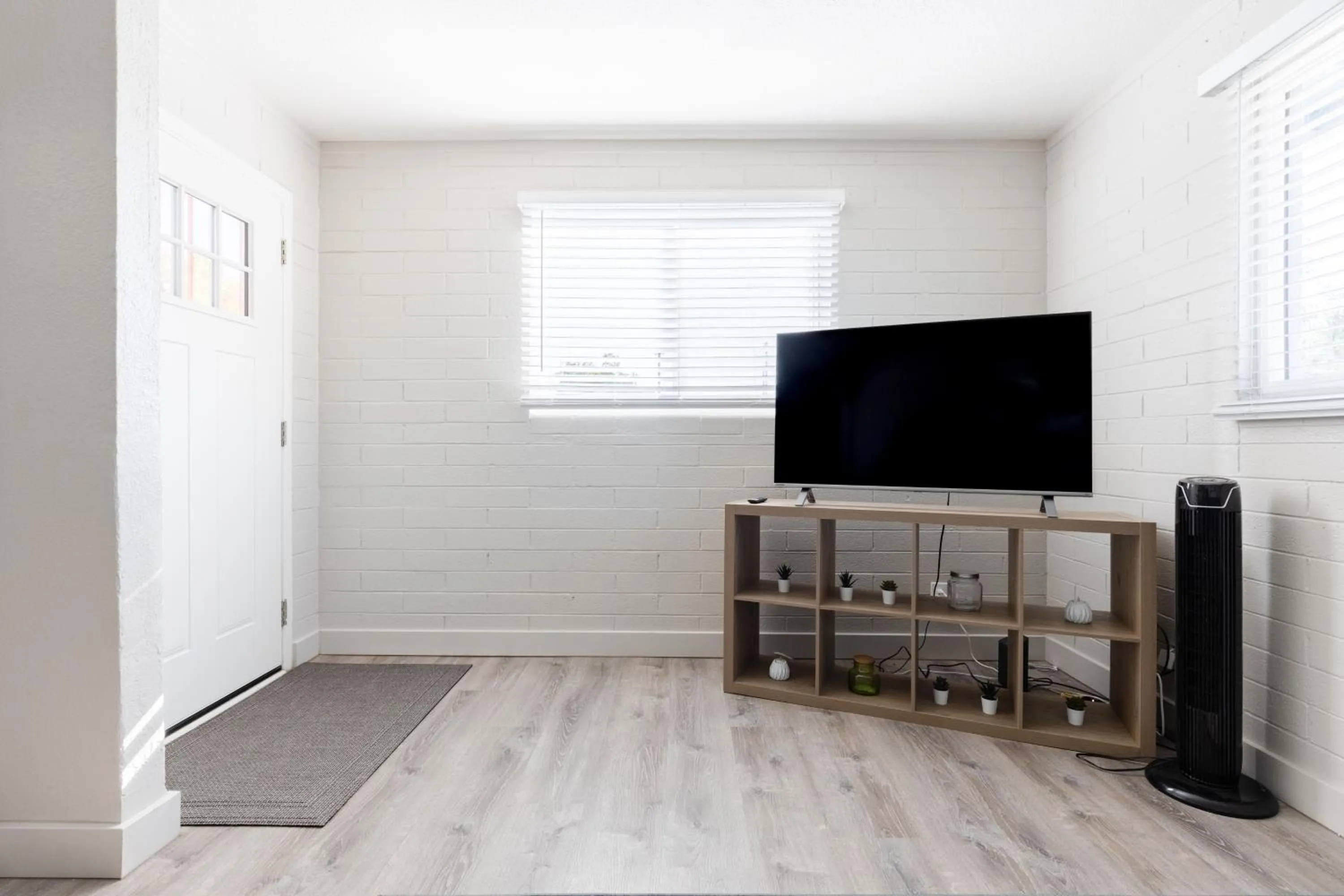 Spacious 2BR Condo, Steps to Downtown Gilbert, King Bed & Laundry