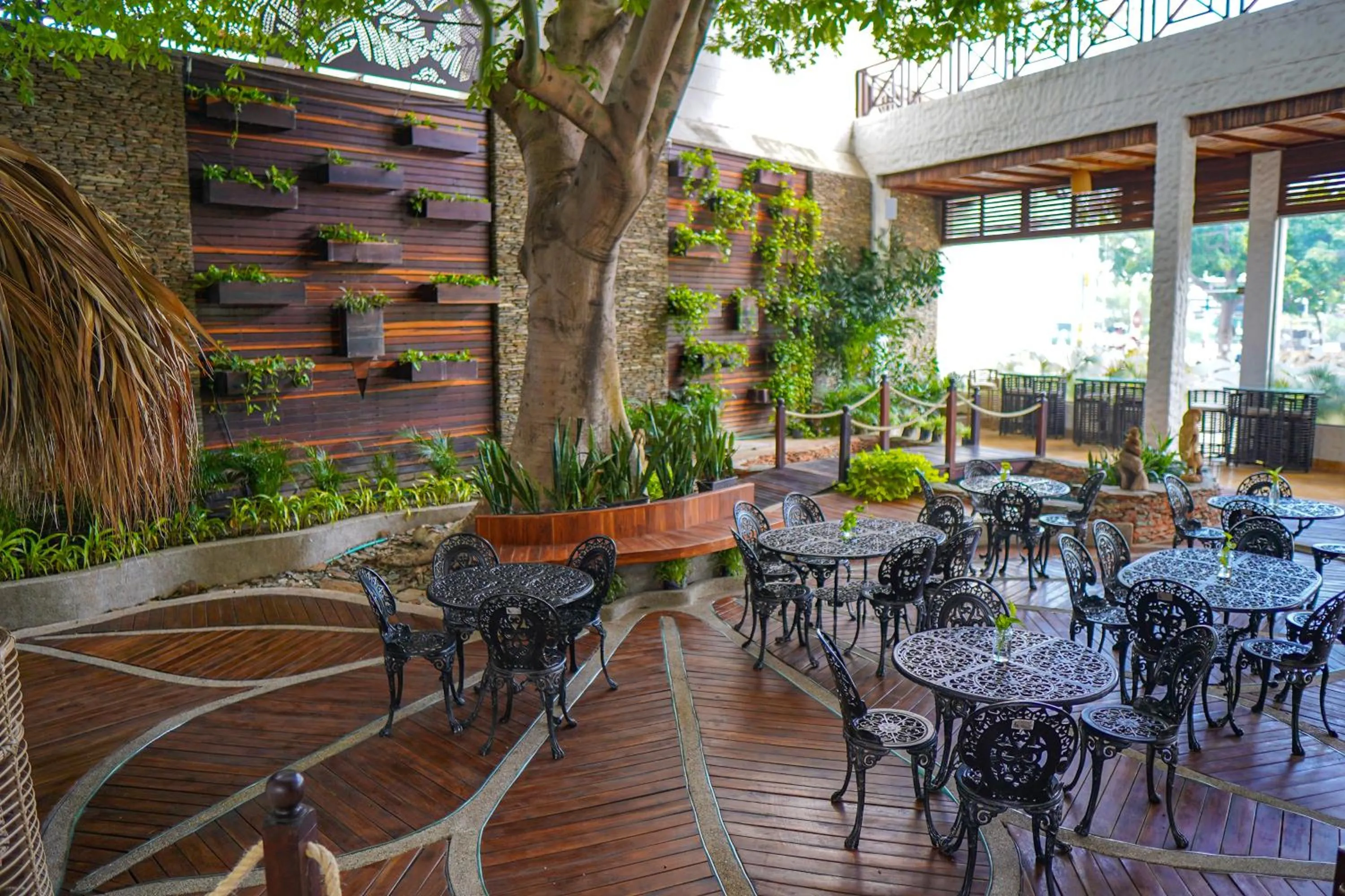 Lounge or bar in HOTEL KARAYA DIVE RESORT