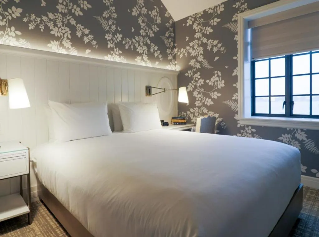 King Room with Sea View in St. Clair Inn