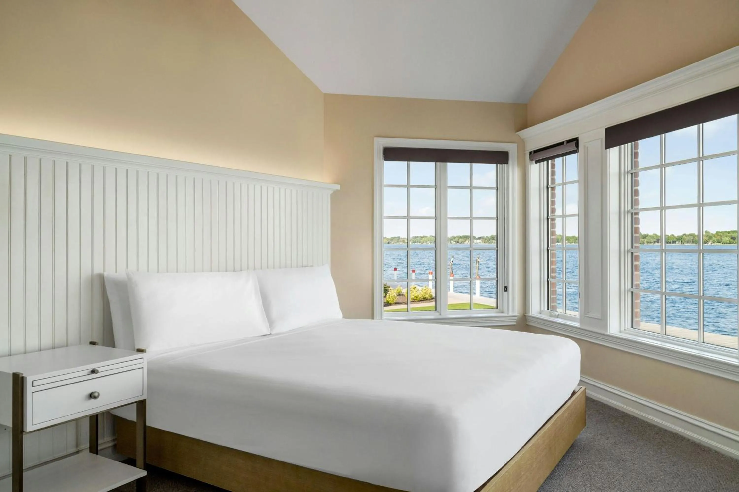 Bedroom, Bed in St. Clair Inn