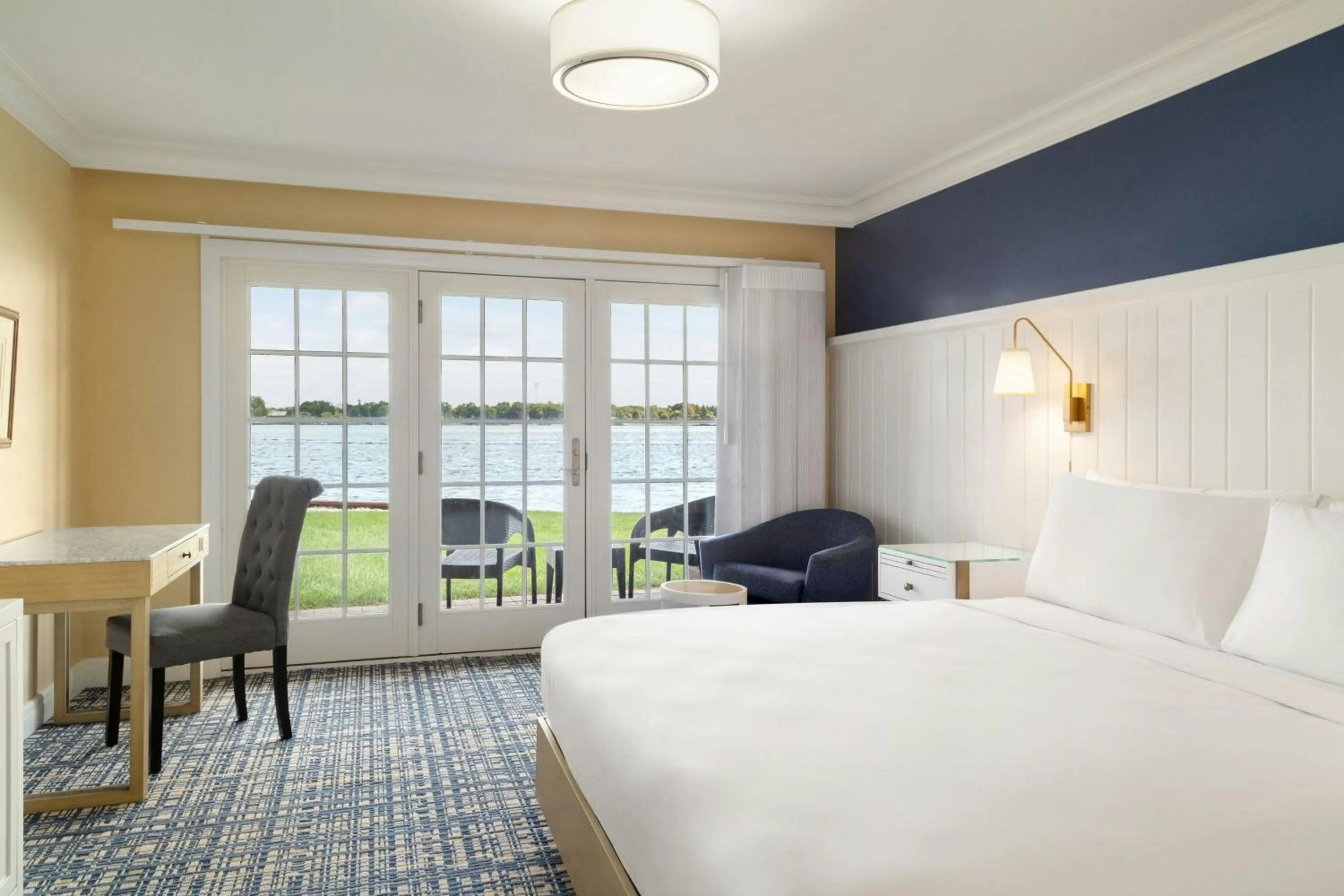 Photo of the whole room, Bed in St. Clair Inn