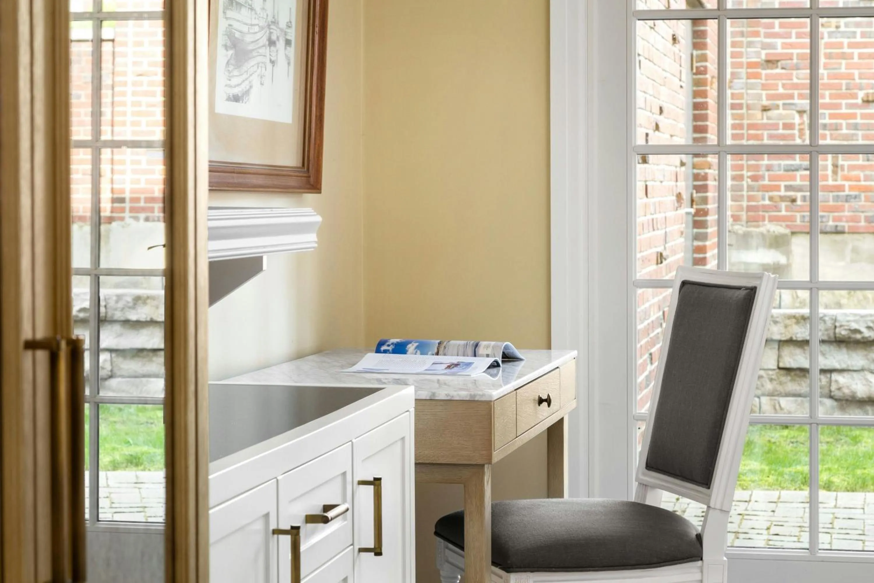 Photo of the whole room in St. Clair Inn