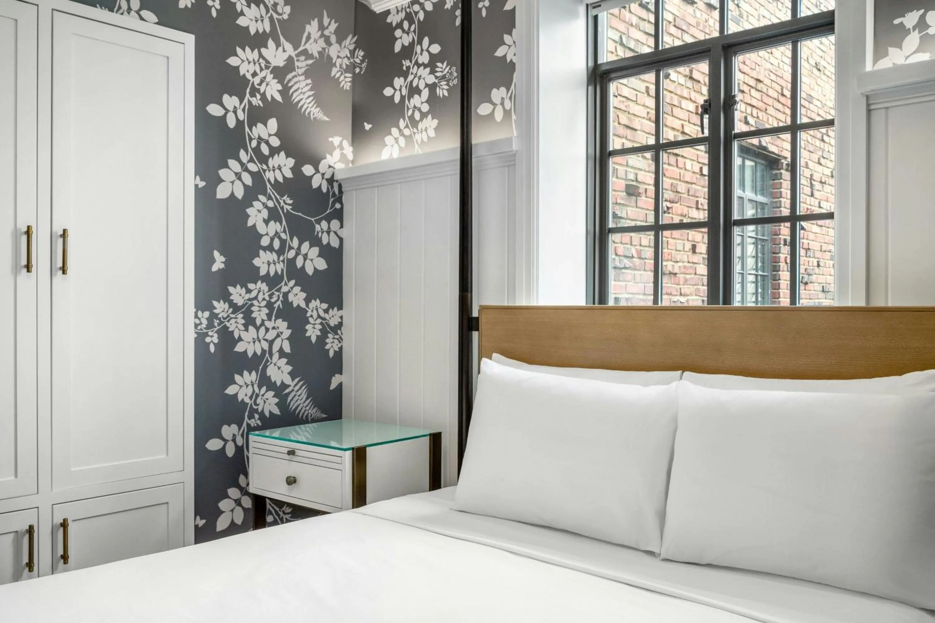 Photo of the whole room, Bed in St. Clair Inn