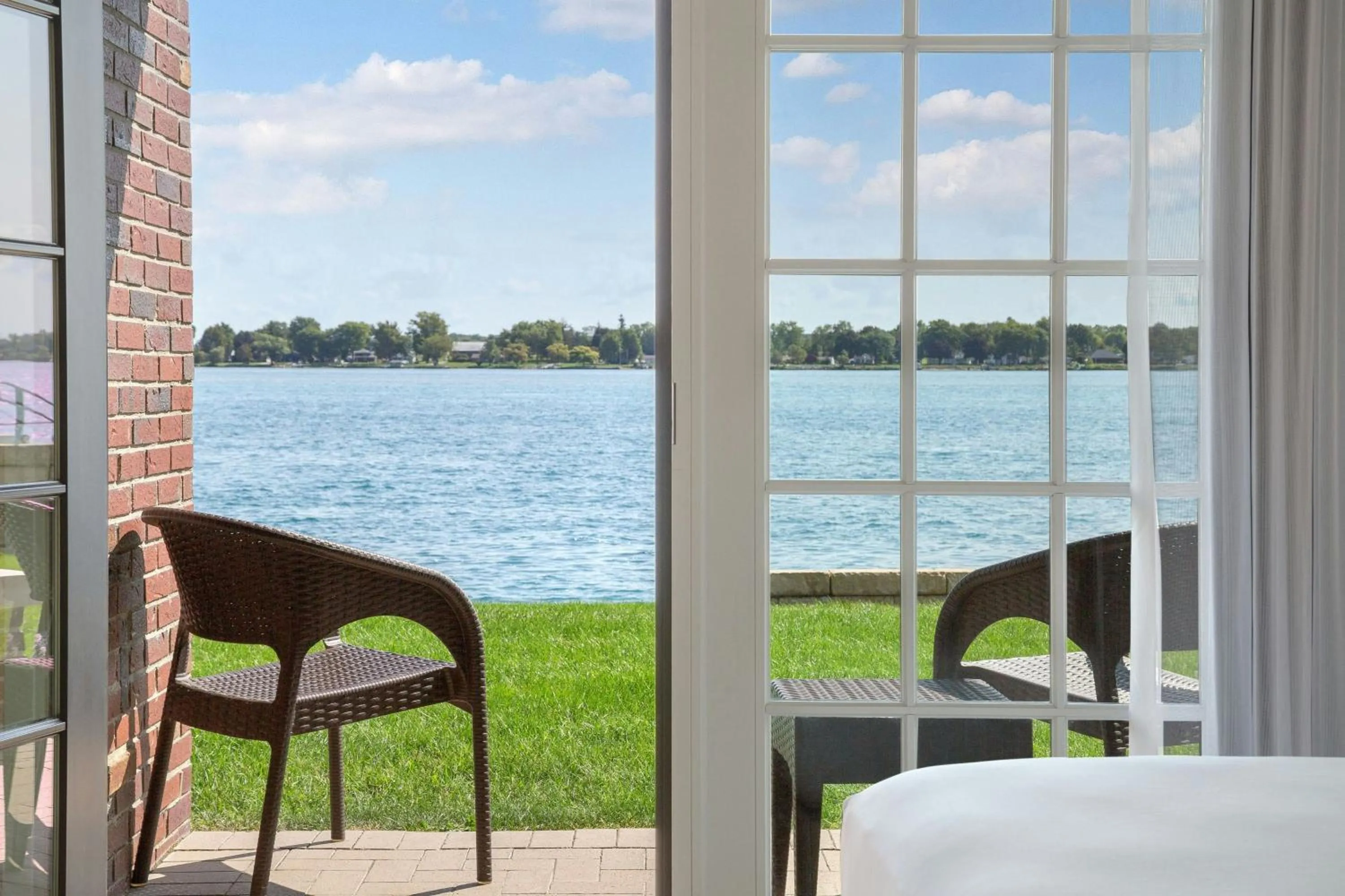 Photo of the whole room in St. Clair Inn