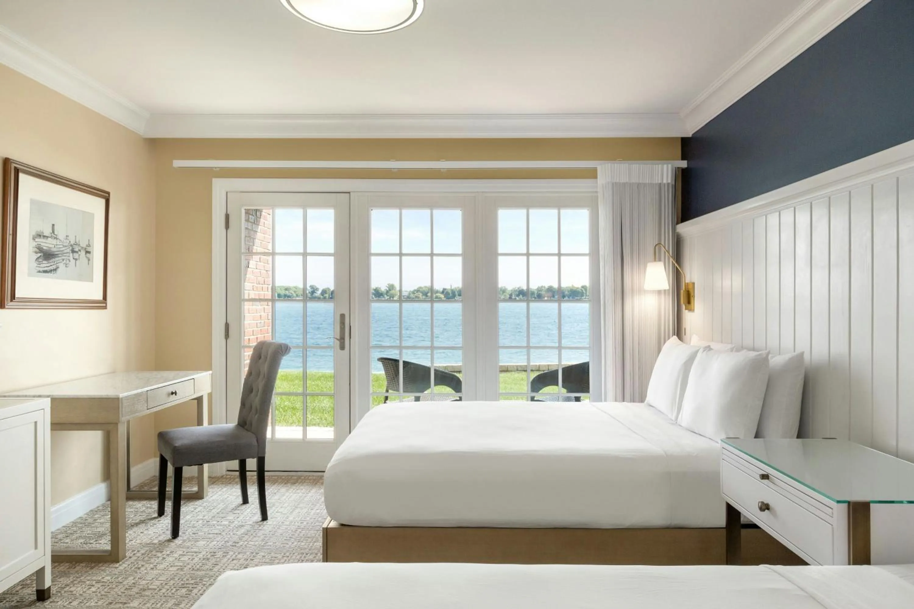 Photo of the whole room, Bed in St. Clair Inn