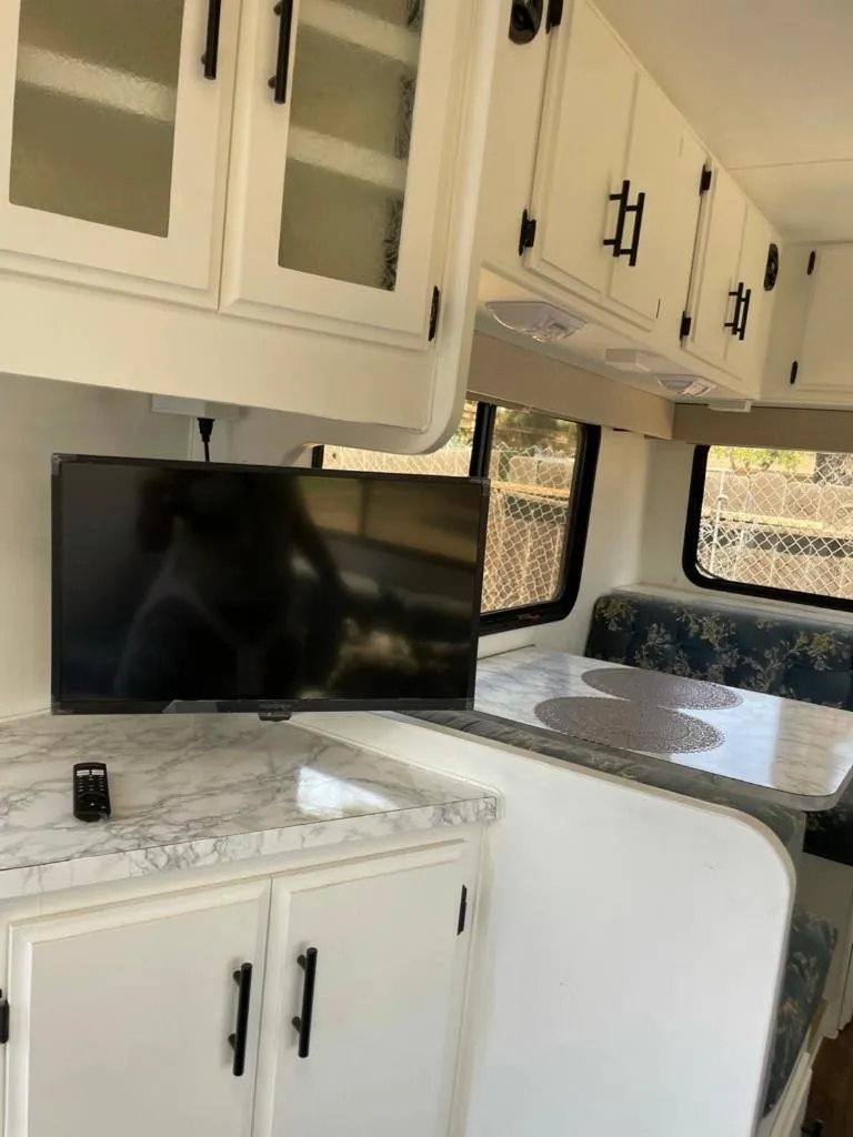 TV and multimedia in RV2 Stunning RV Private Netflix FreeParking