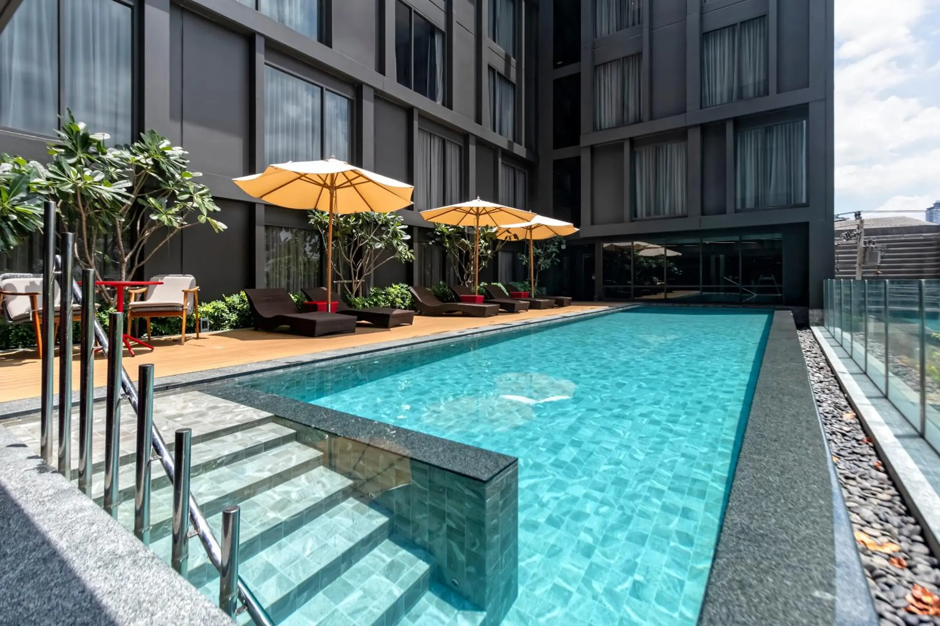 Swimming pool in Oakwood Studios Sukhumvit Bangkok Swimming pool in Oakwood Studios Sukhumvit Bangkok