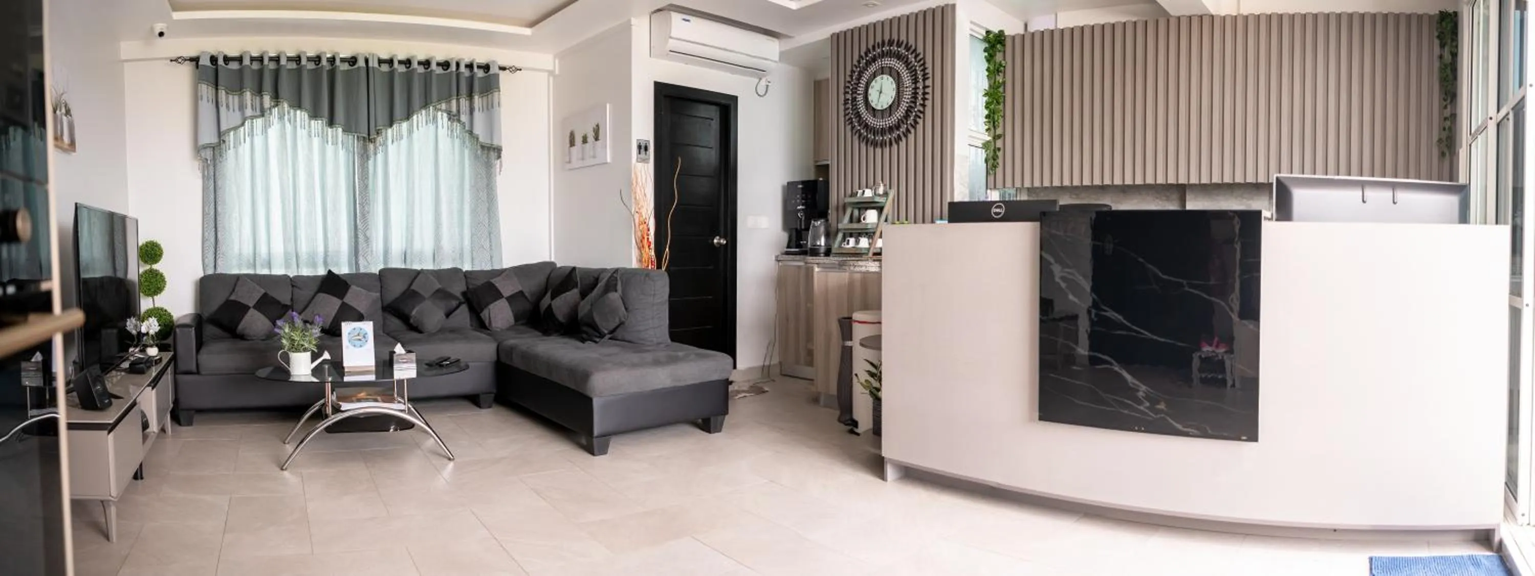 Communal lounge/ TV room in Tour Inn