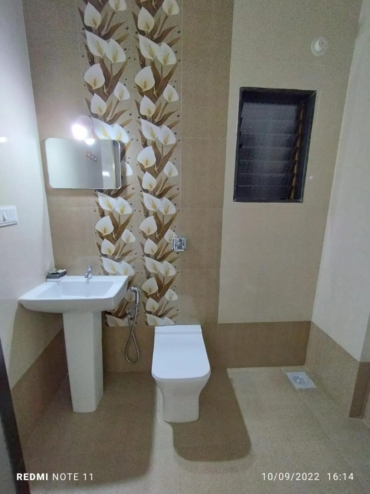 Toilet in Hotel Kavijay Sea View