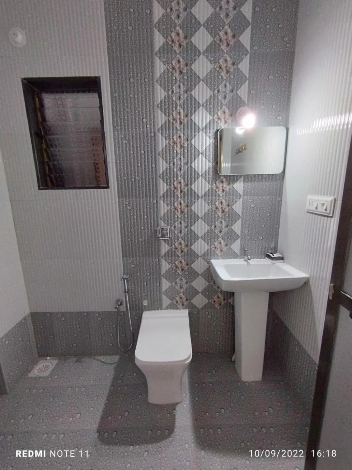 Toilet in Hotel Kavijay Sea View