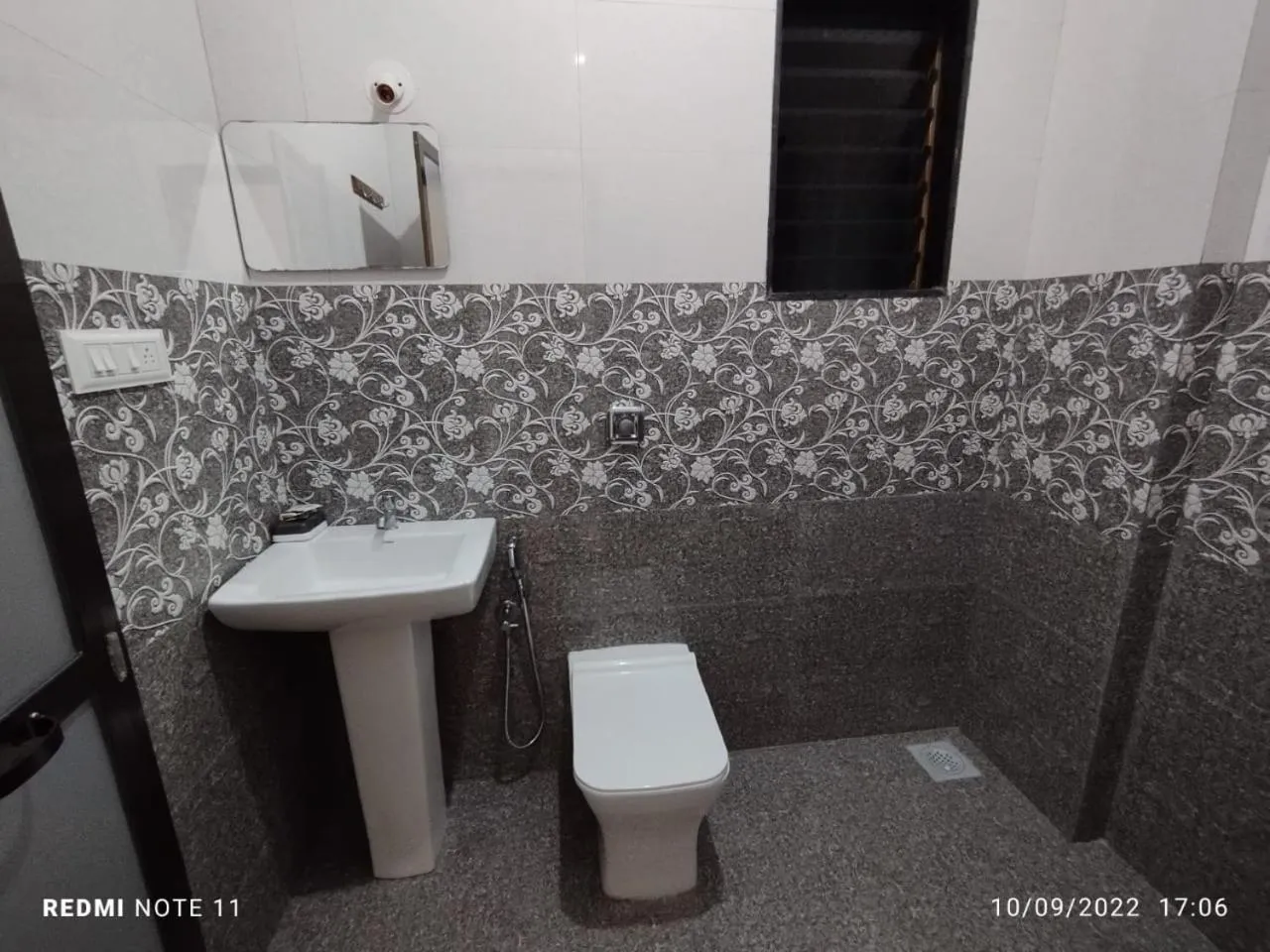Toilet in Hotel Kavijay Sea View