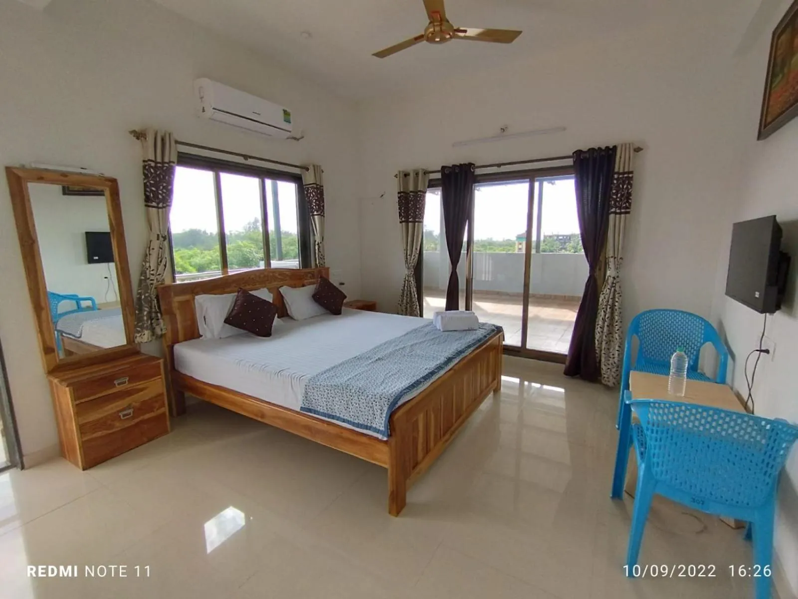 Communal lounge/ TV room, Bed in Hotel Kavijay Sea View