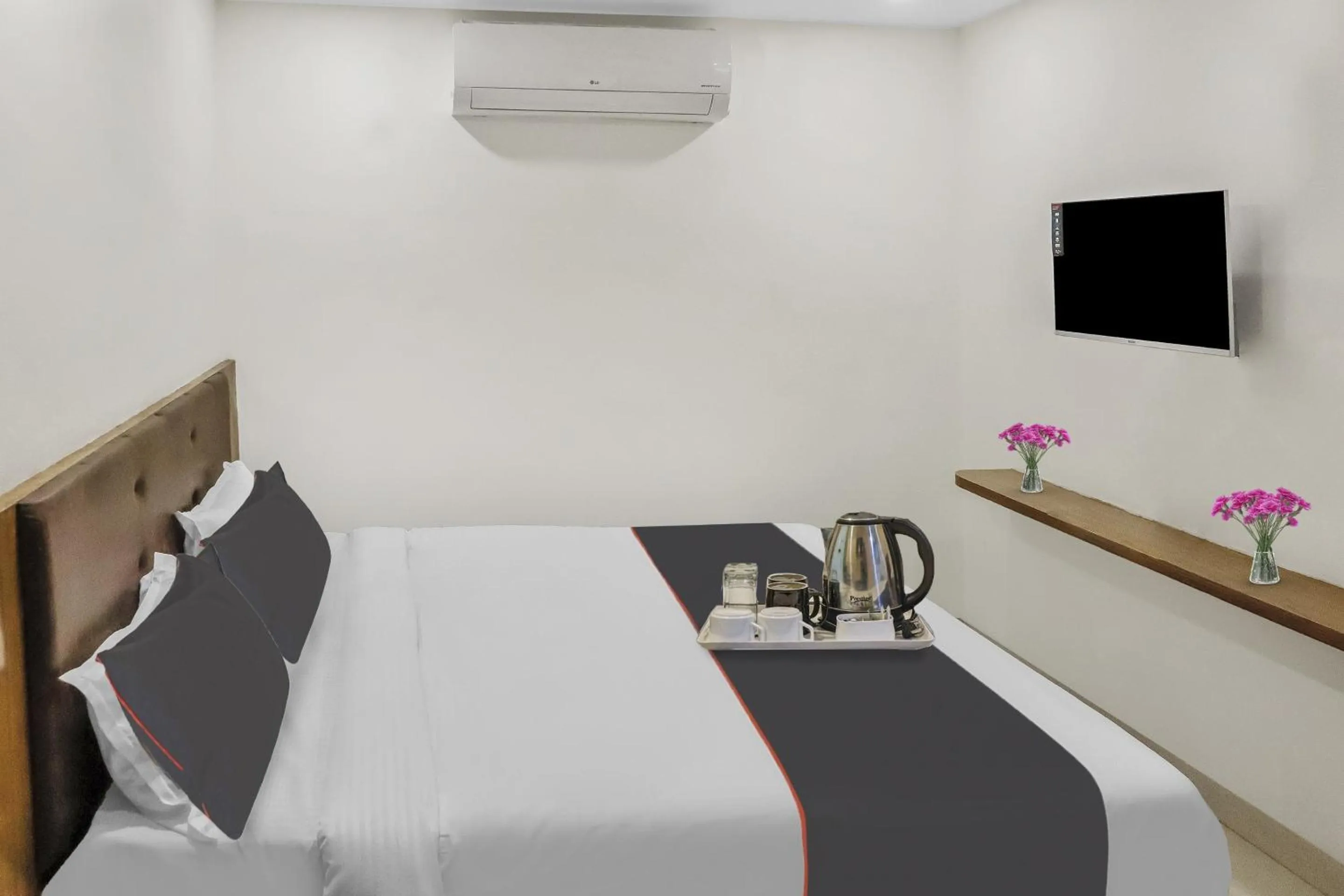 Bedroom, Bed in Capital O Silkroute Palaace