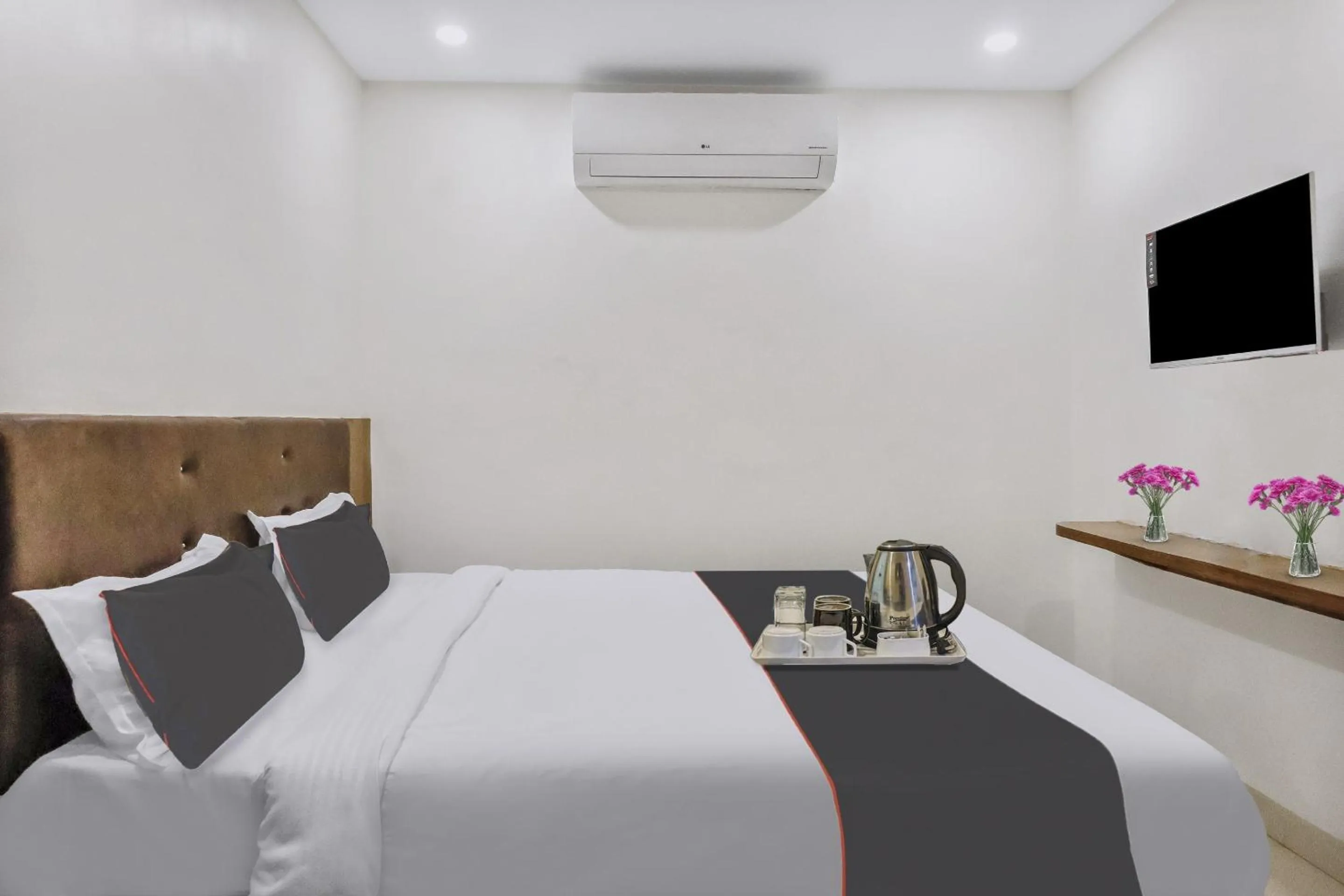 Bedroom, Bed in Capital O Silkroute Palaace