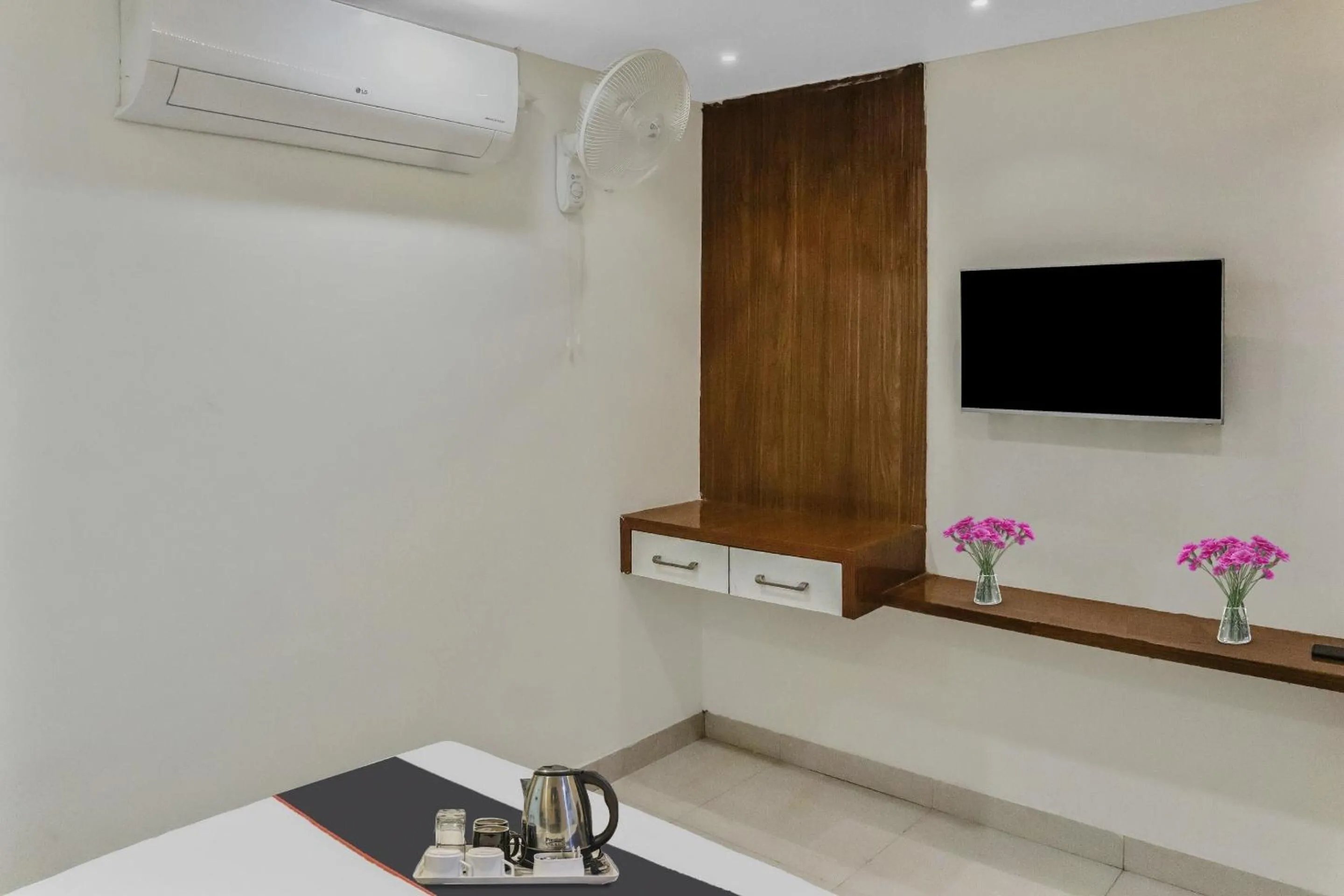 Bedroom in Capital O Silkroute Palaace