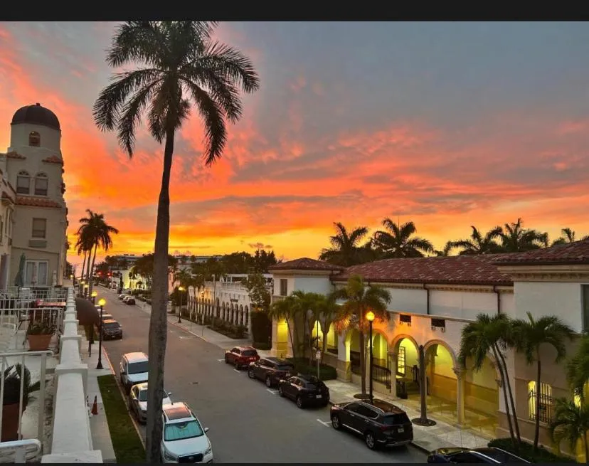 TROPICAL Palm Beach 2BEDROOM2 BATHROOM FREE Valet OutdoorPOOL Beach Garden