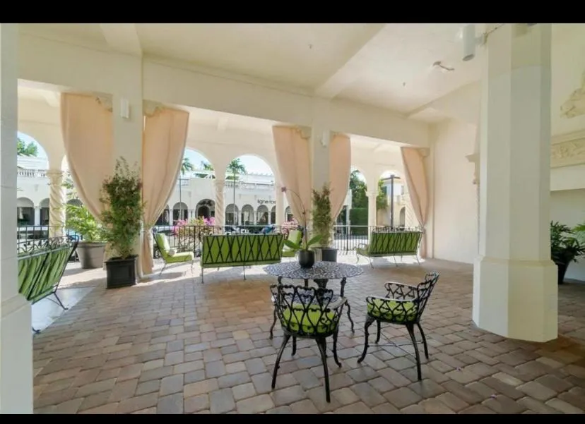 TROPICAL Palm Beach 2BEDROOM2 BATHROOM FREE Valet OutdoorPOOL Beach Garden