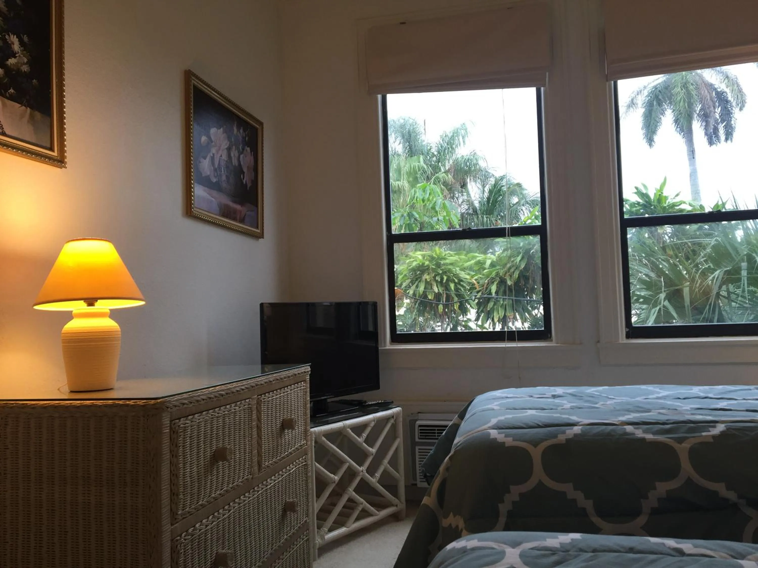 Bed in TROPICAL Palm Beach 2BEDROOM2 BATHROOM FREE Valet OutdoorPOOL Beach Garden