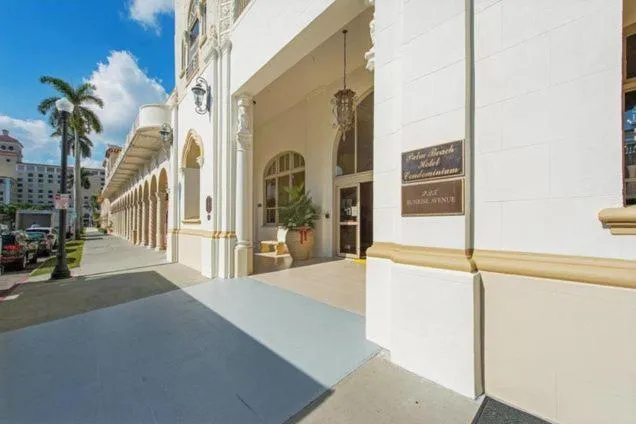 TROPICAL Palm Beach 2BEDROOM2 BATHROOM FREE Valet OutdoorPOOL Beach Garden