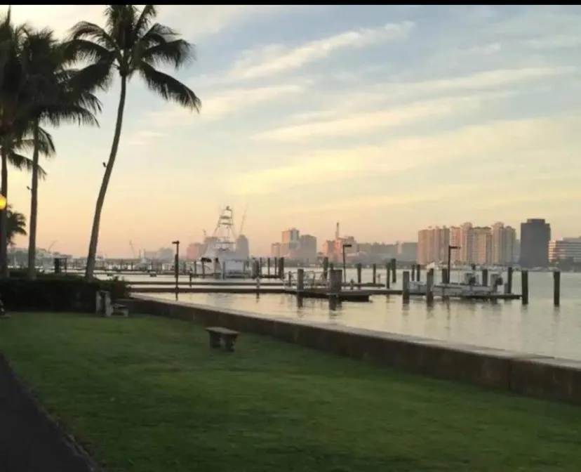 TROPICAL Palm Beach 2BEDROOM2 BATHROOM FREE Valet OutdoorPOOL Beach Garden