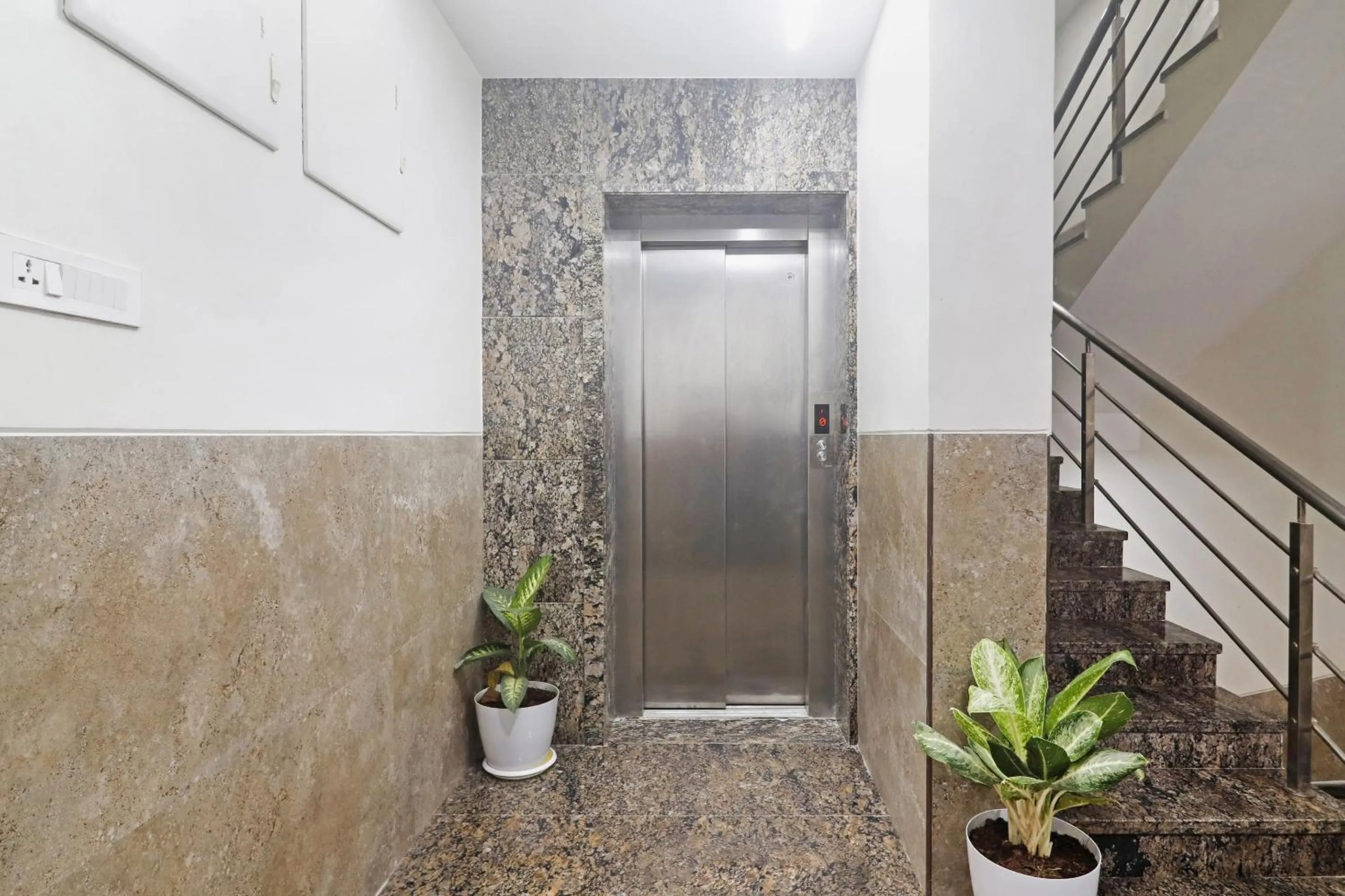 Lobby or reception in Townhouse Ameerpet