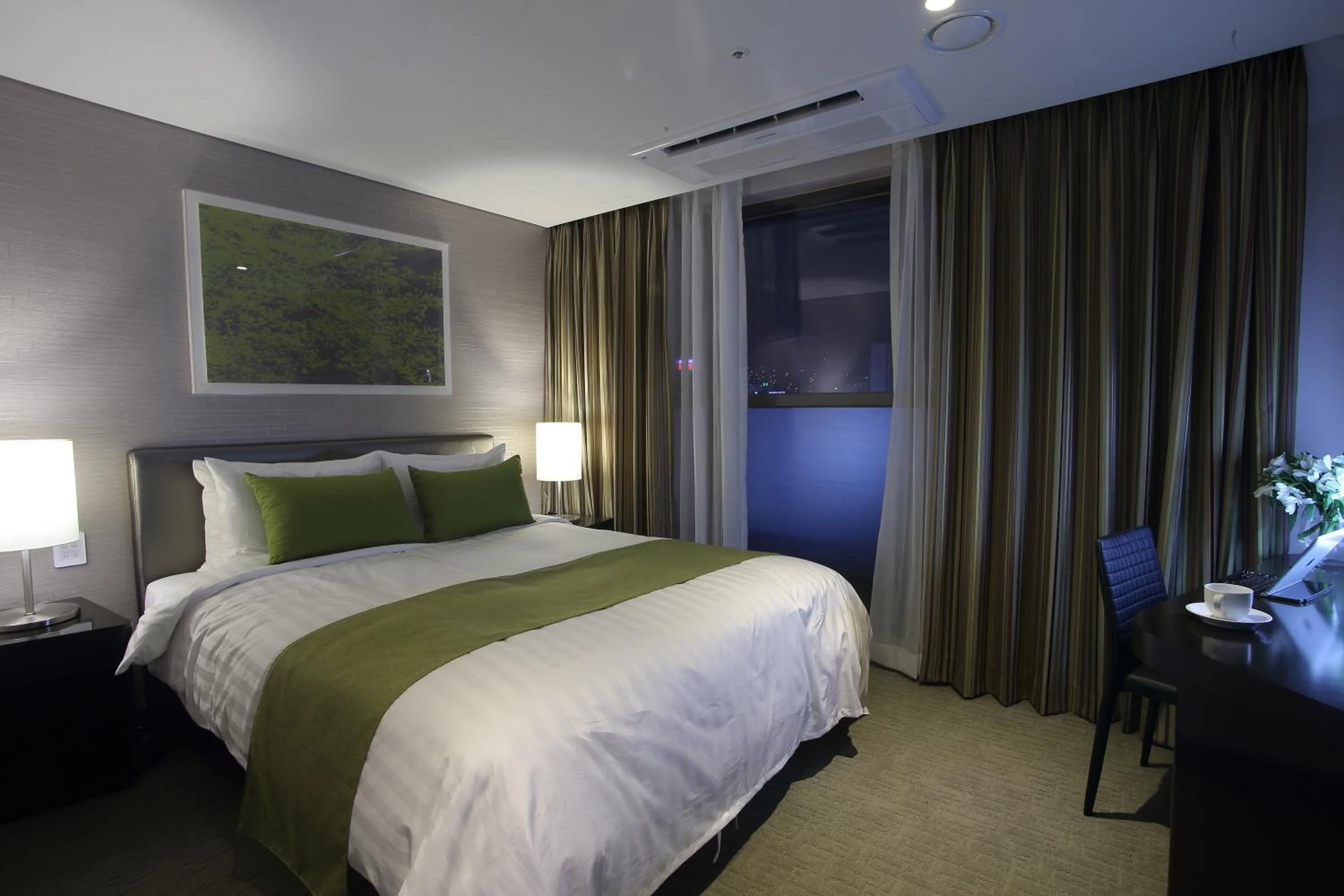 Bedroom, Bed in Aventree Hotel Busan